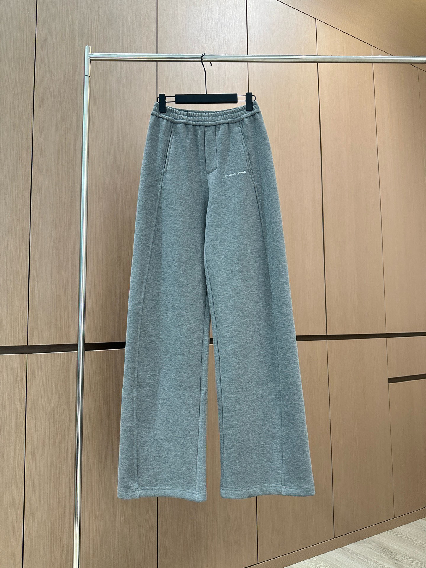 🛒𝐍𝐄𝐖 · 𝟐𝟎𝟐5/爆款现货原单品质 设计师｜女神同款烫钻休闲裤这款裤子选用优质面料，工艺设计，清新