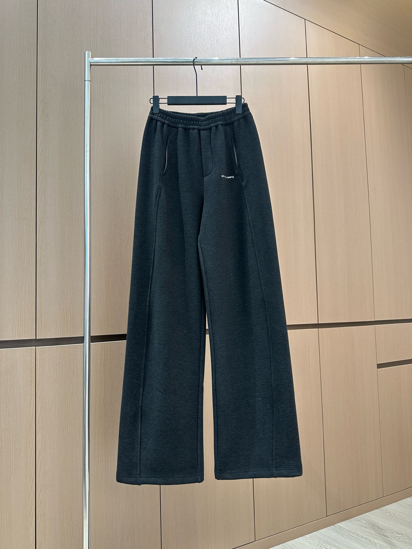 🛒𝐍𝐄𝐖 · 𝟐𝟎𝟐5/爆款现货原单品质 设计师｜女神同款烫钻休闲裤这款裤子选用优质面料，工艺设计，清新