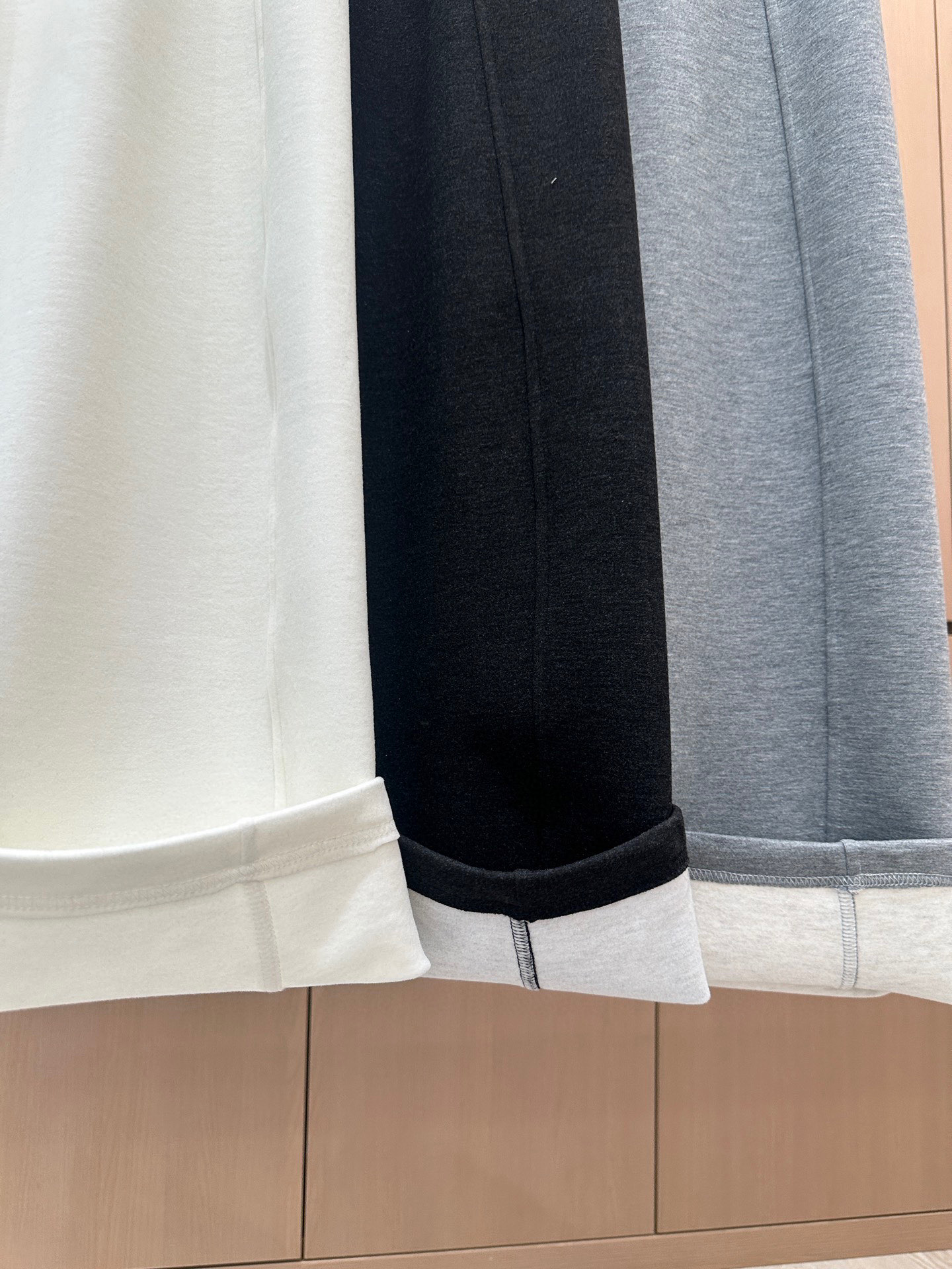 🛒𝐍𝐄𝐖 · 𝟐𝟎𝟐5/爆款现货原单品质 设计师｜女神同款烫钻休闲裤这款裤子选用优质面料，工艺设计，清新