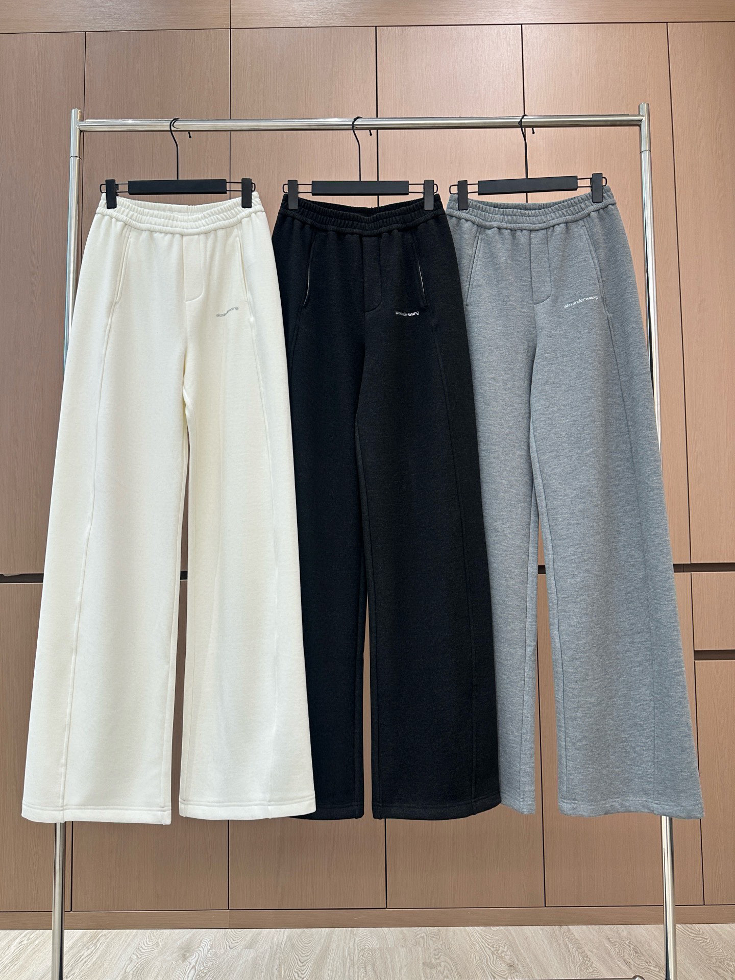 🛒𝐍𝐄𝐖 · 𝟐𝟎𝟐5/爆款现货原单品质 设计师｜女神同款烫钻休闲裤这款裤子选用优质面料，工艺设计，清新