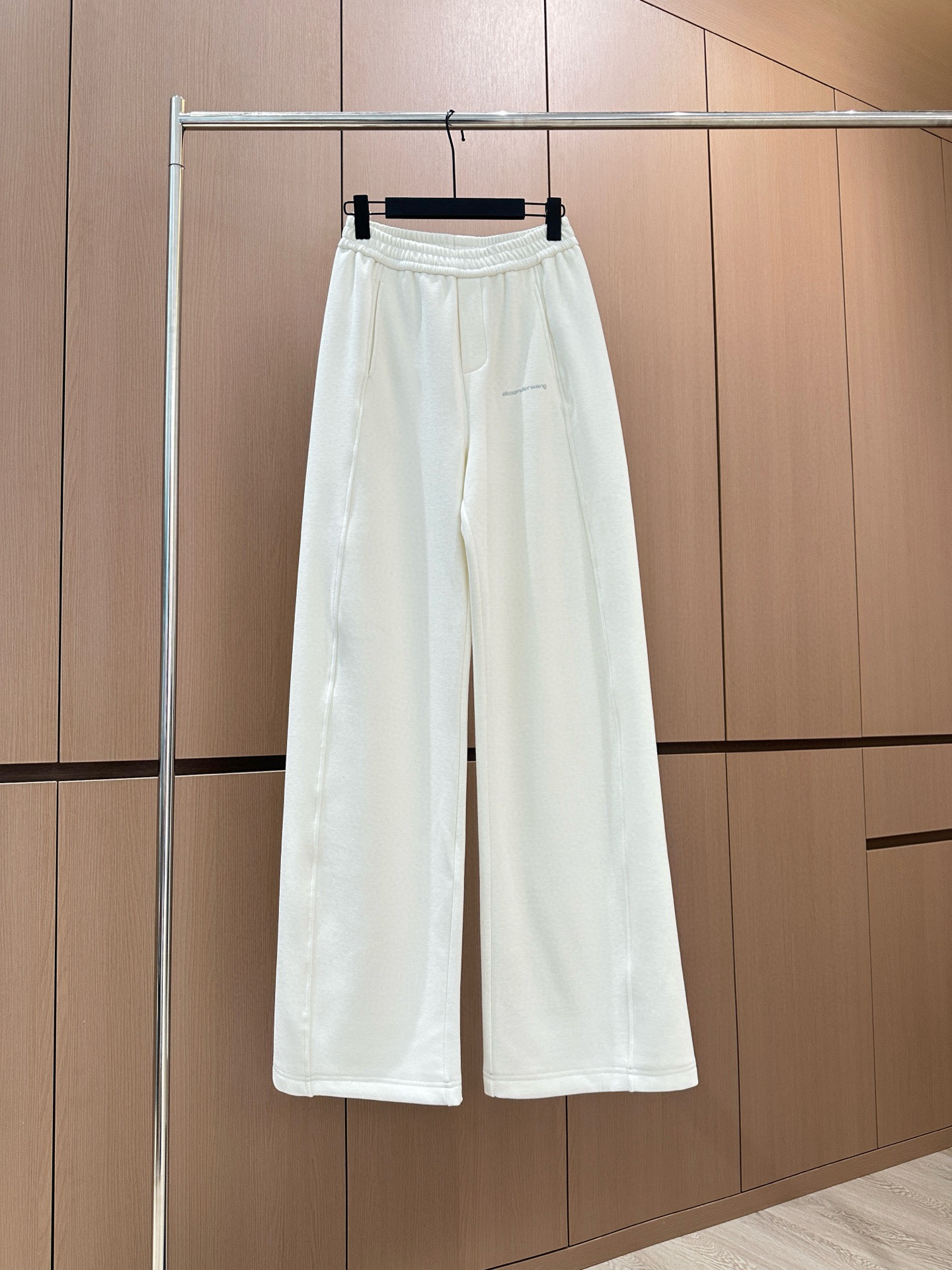 🛒𝐍𝐄𝐖 · 𝟐𝟎𝟐5/爆款现货原单品质 设计师｜女神同款烫钻休闲裤这款裤子选用优质面料，工艺设计，清新