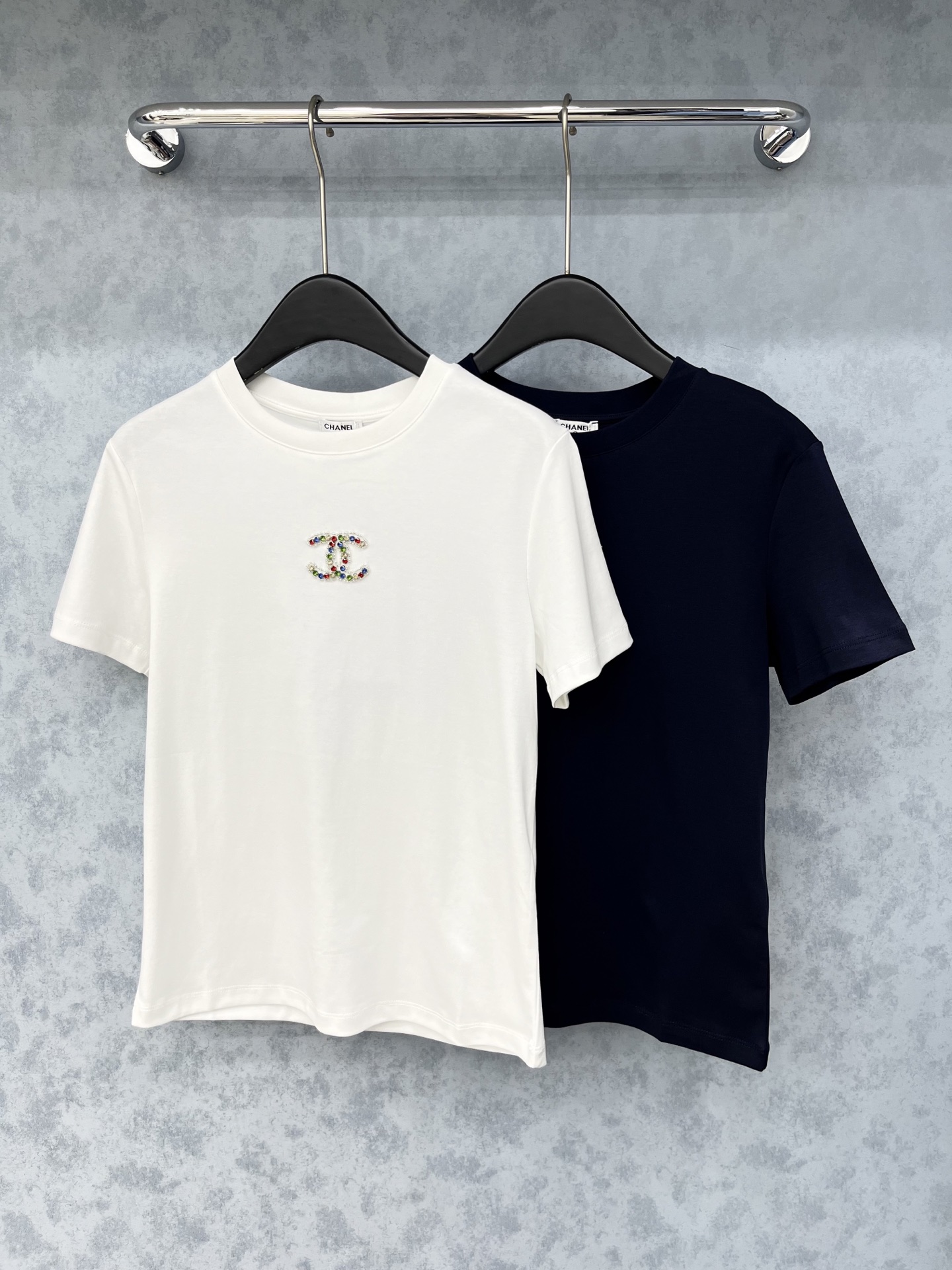 🛒𝐍𝐄𝐖 · 𝟐𝟎𝟐5/爆款现货原单品质 Cha*｜精致订钻短袖T恤高订面料 亲肤透气舒适标志性字母图案