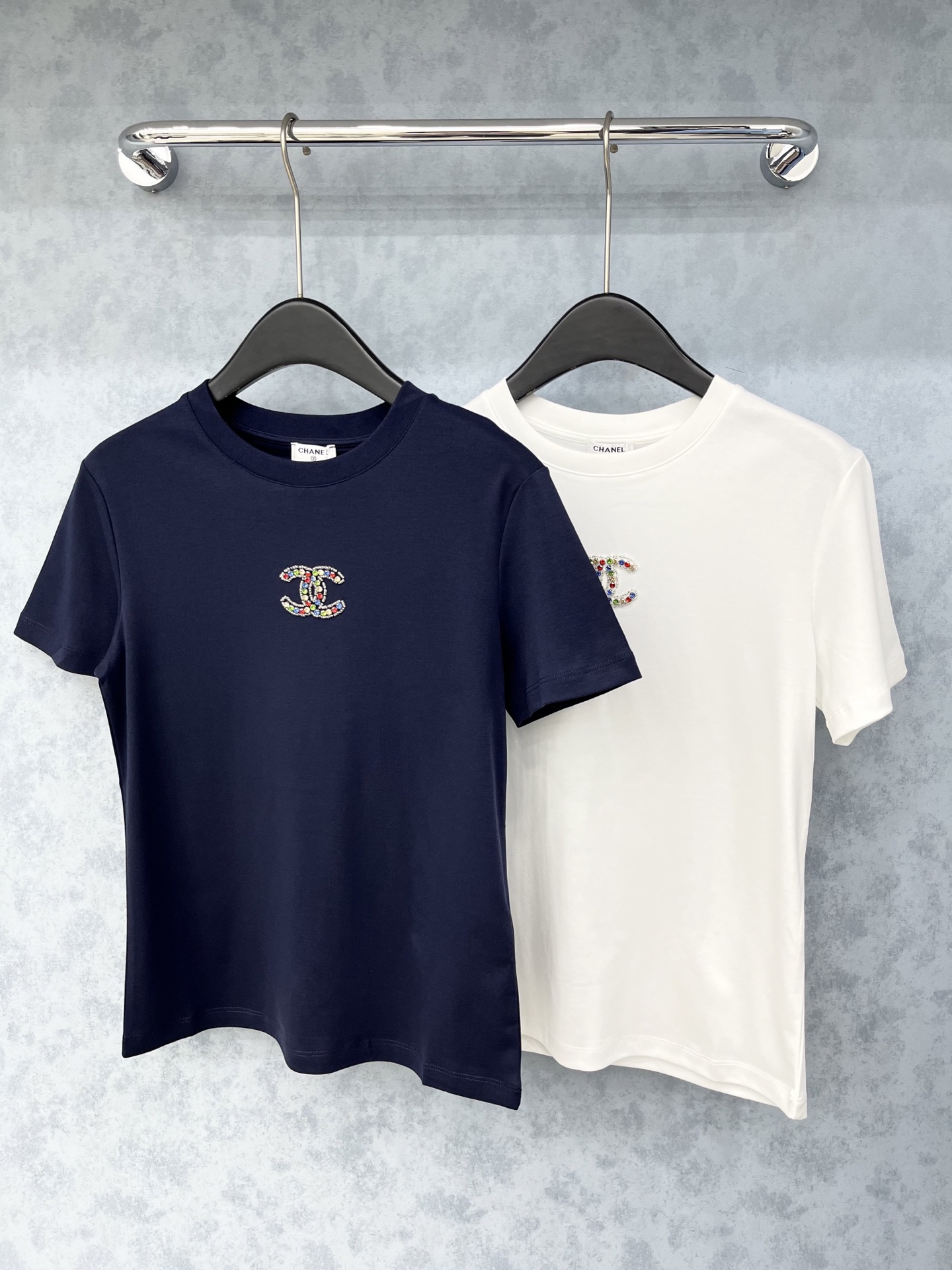 🛒𝐍𝐄𝐖 · 𝟐𝟎𝟐5/爆款现货原单品质 Cha*｜精致订钻短袖T恤高订面料 亲肤透气舒适标志性字母图案