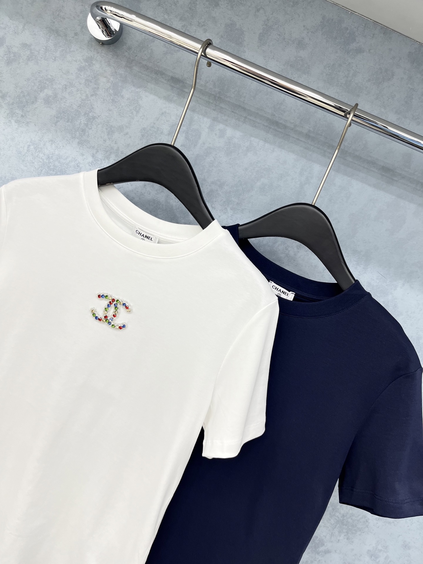 🛒𝐍𝐄𝐖 · 𝟐𝟎𝟐5/爆款现货原单品质 Cha*｜精致订钻短袖T恤高订面料 亲肤透气舒适标志性字母图案