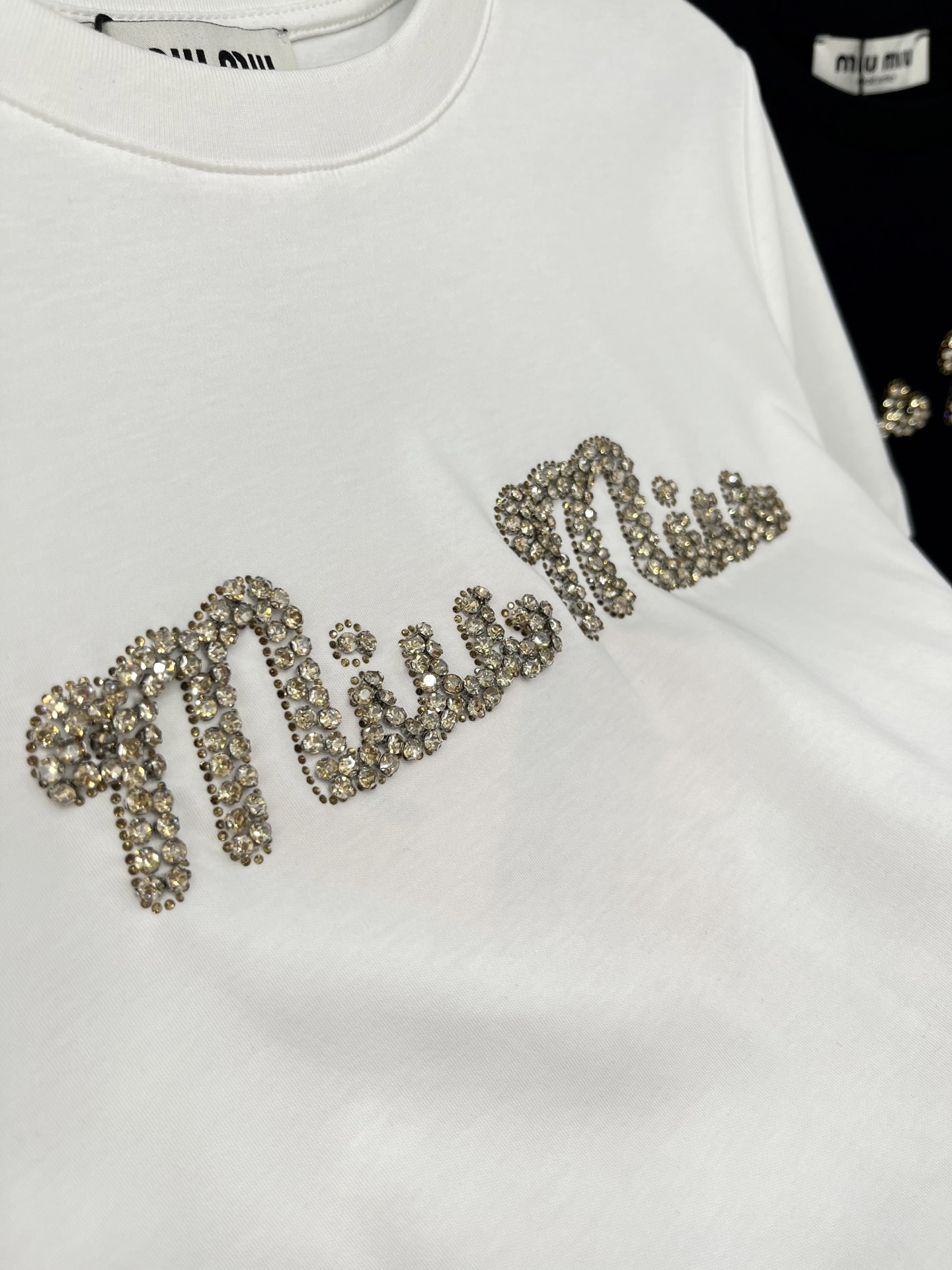🛒𝐍𝐄𝐖 · 𝟐𝟎𝟐5/爆款现货原单品质 Miu*｜精致订钻短袖T恤高订面料 亲肤透气舒适标志性字母图案