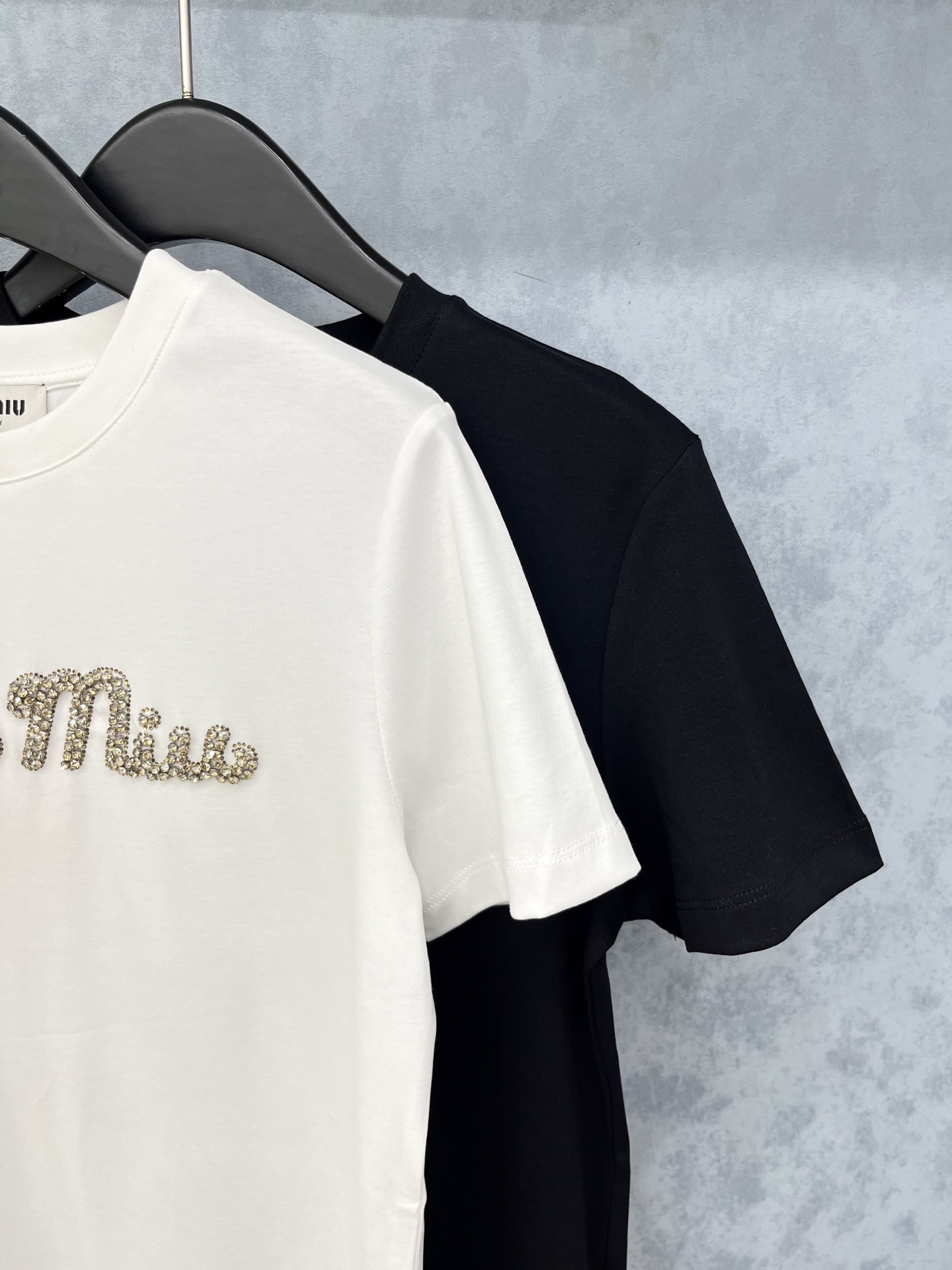 🛒𝐍𝐄𝐖 · 𝟐𝟎𝟐5/爆款现货原单品质 Miu*｜精致订钻短袖T恤高订面料 亲肤透气舒适标志性字母图案