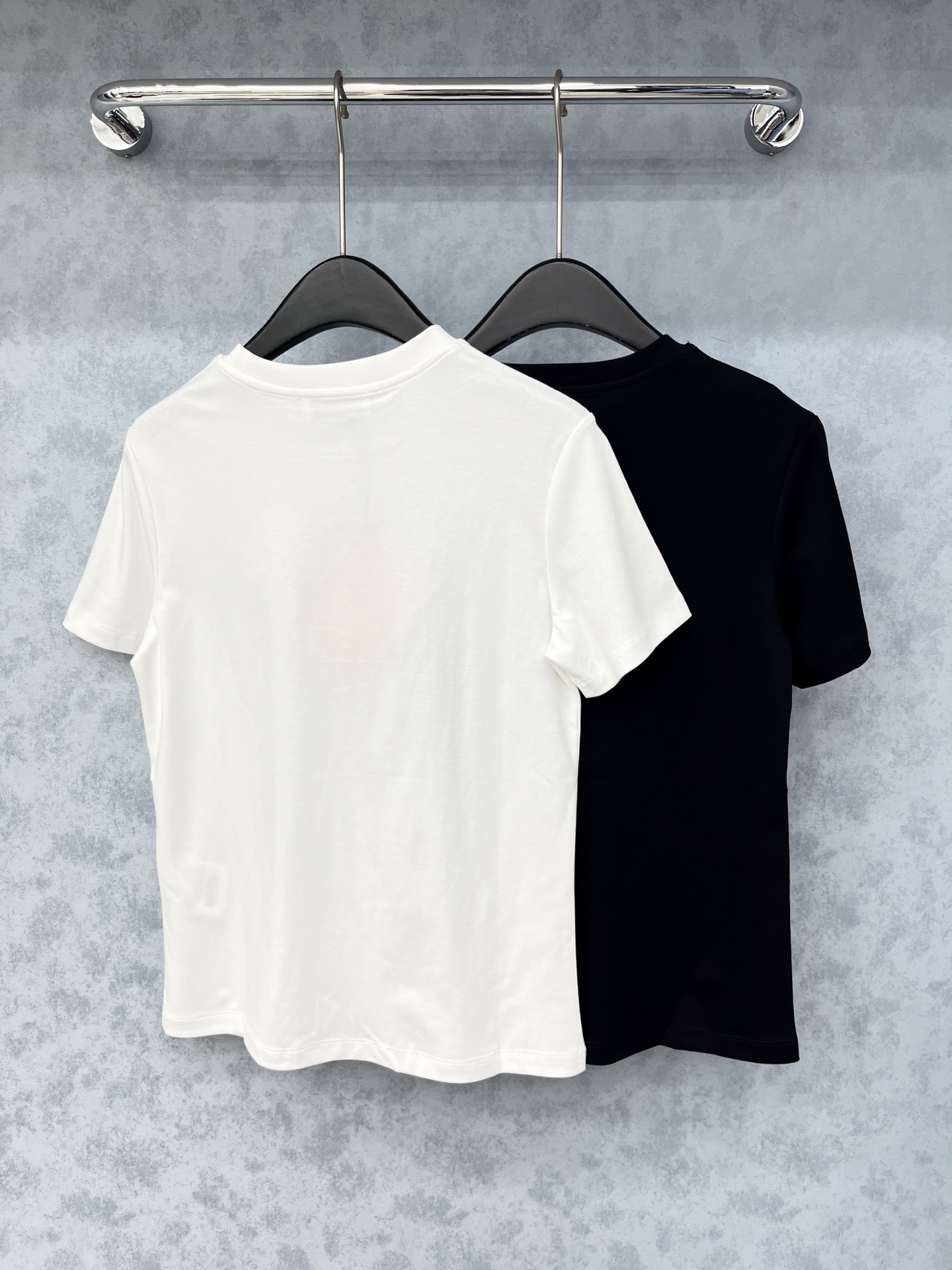 🛒𝐍𝐄𝐖 · 𝟐𝟎𝟐5/爆款现货原单品质 Miu*｜精致订钻短袖T恤高订面料 亲肤透气舒适标志性字母图案