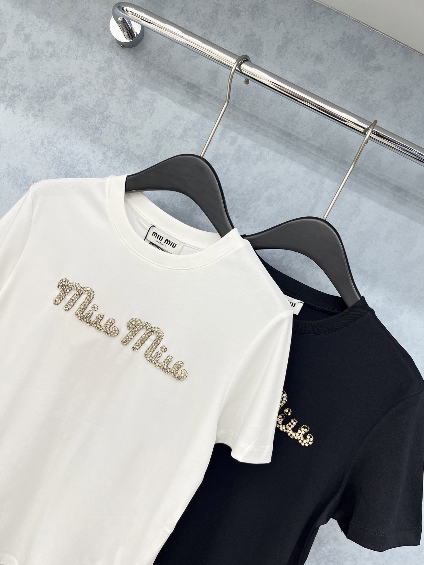 🛒𝐍𝐄𝐖 · 𝟐𝟎𝟐5/爆款现货原单品质 Miu*｜精致订钻短袖T恤高订面料 亲肤透气舒适标志性字母图案