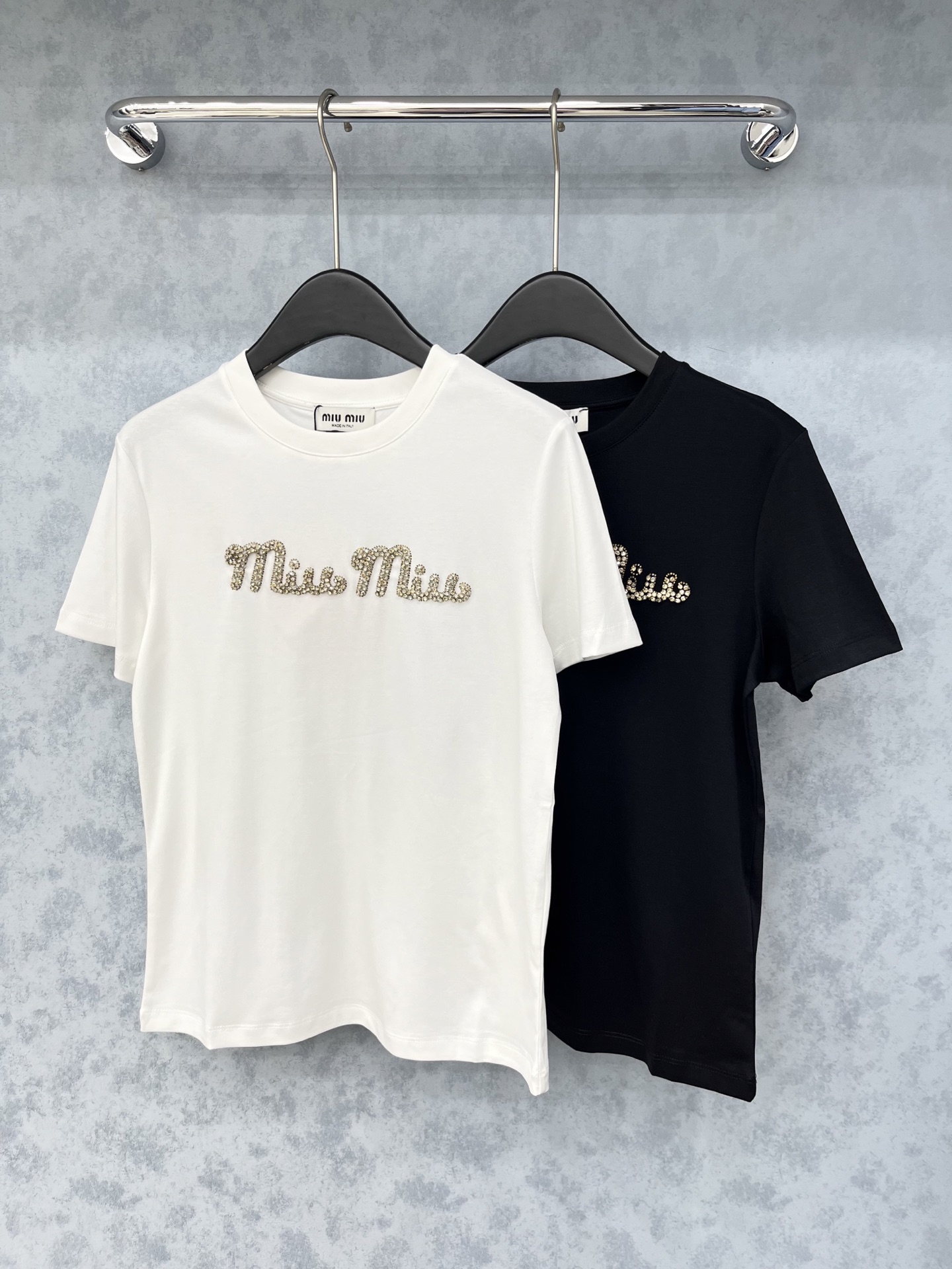 🛒𝐍𝐄𝐖 · 𝟐𝟎𝟐5/爆款现货原单品质 Miu*｜精致订钻短袖T恤高订面料 亲肤透气舒适标志性字母图案