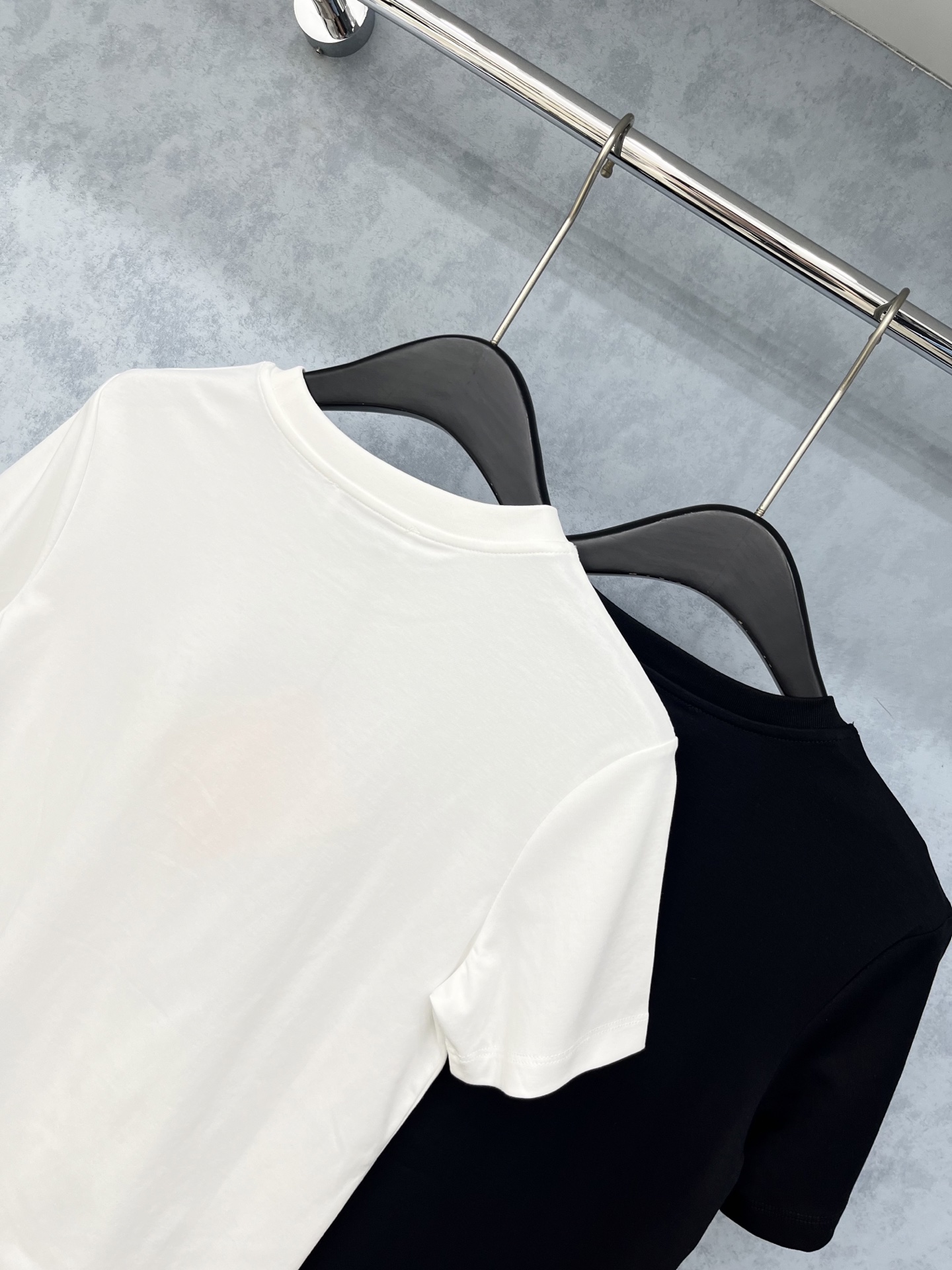 🛒𝐍𝐄𝐖 · 𝟐𝟎𝟐5/爆款现货原单品质 Miu*｜精致订钻短袖T恤高订面料 亲肤透气舒适标志性字母图案