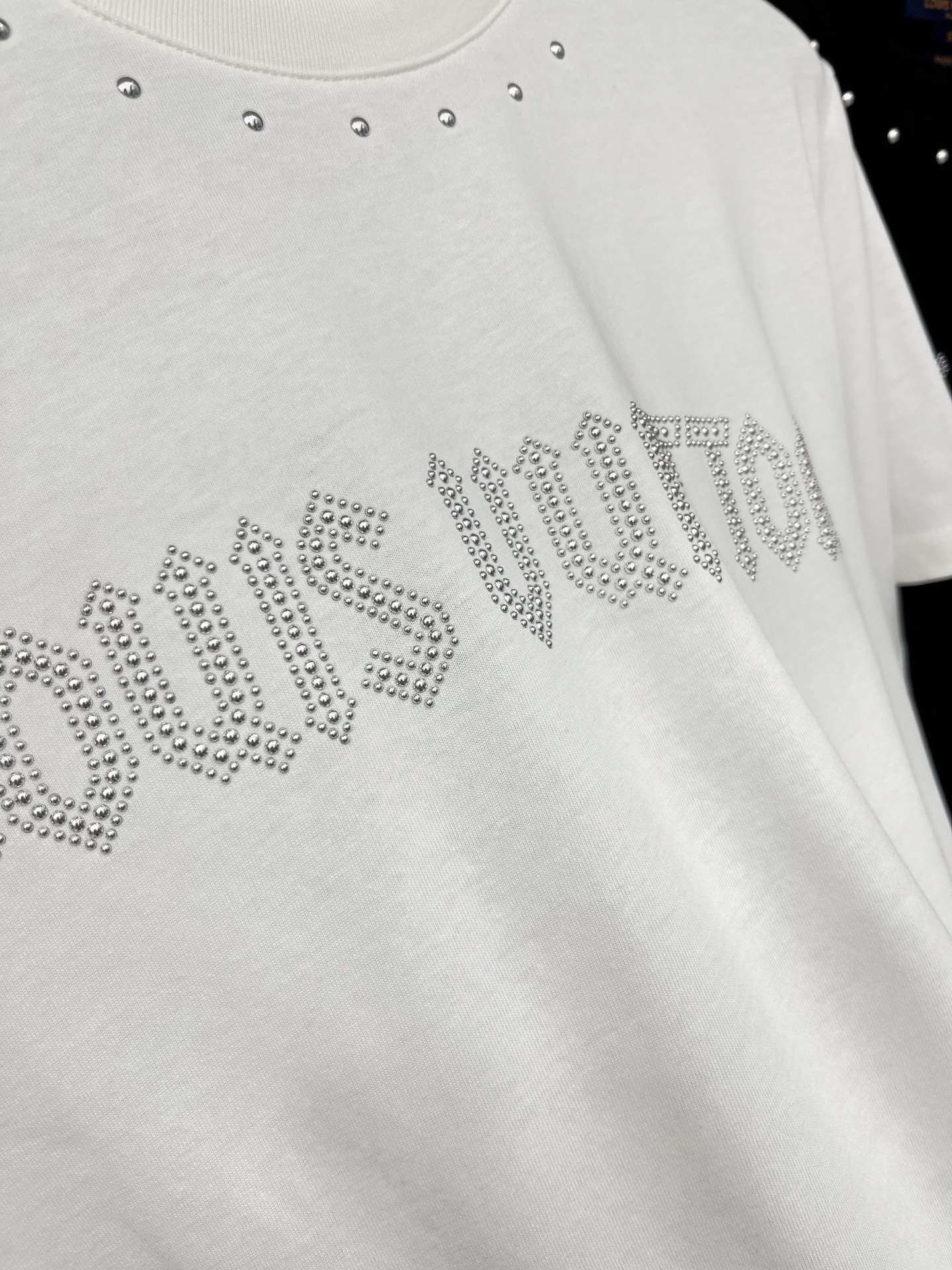 🛒𝐍𝐄𝐖 · 𝟐𝟎𝟐5/爆款现货原单品质 Lv ｜精致铆钉字母短袖T恤高订面料 亲肤透气舒适标志性字母图