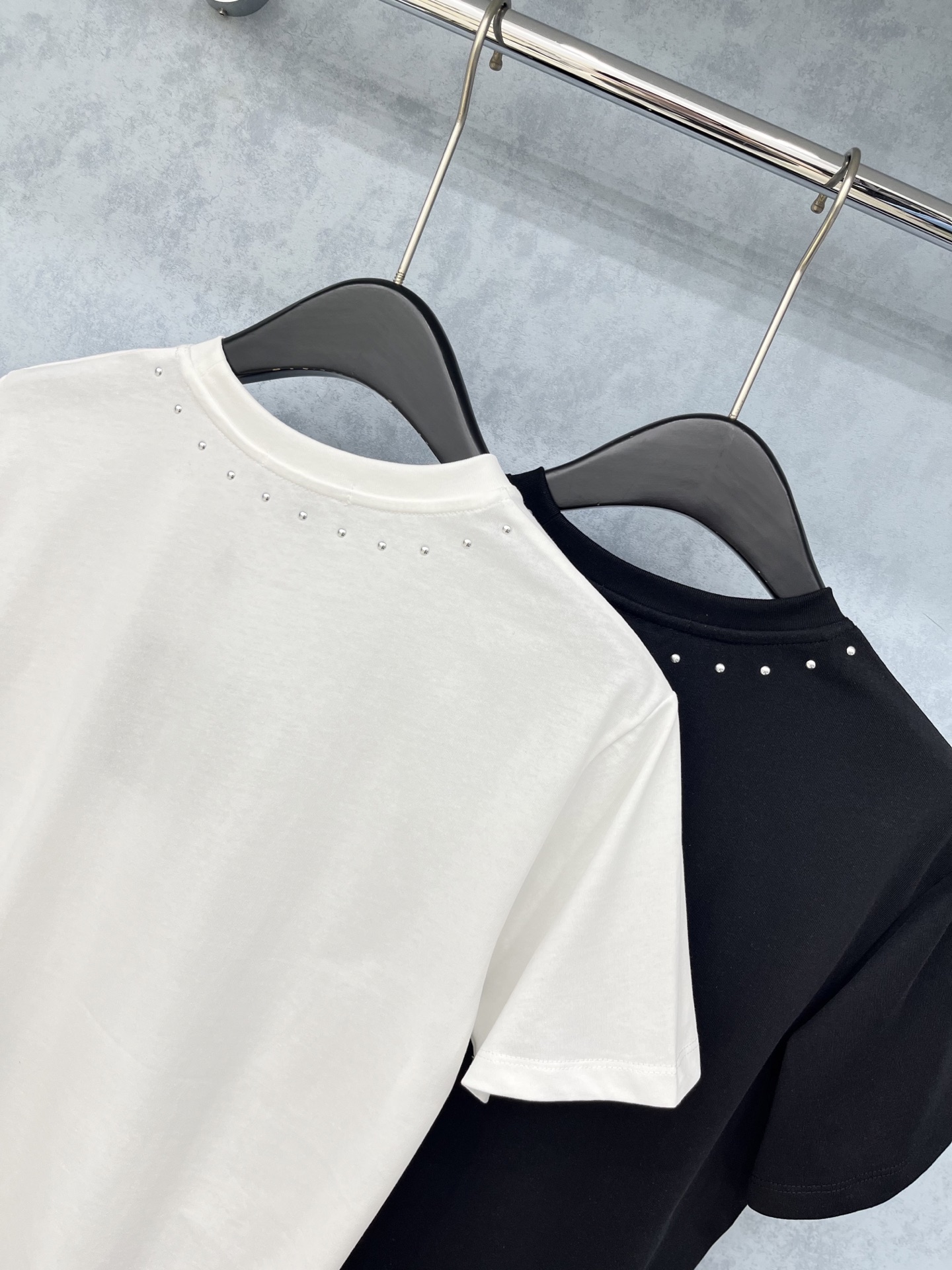 🛒𝐍𝐄𝐖 · 𝟐𝟎𝟐5/爆款现货原单品质 Lv ｜精致铆钉字母短袖T恤高订面料 亲肤透气舒适标志性字母图