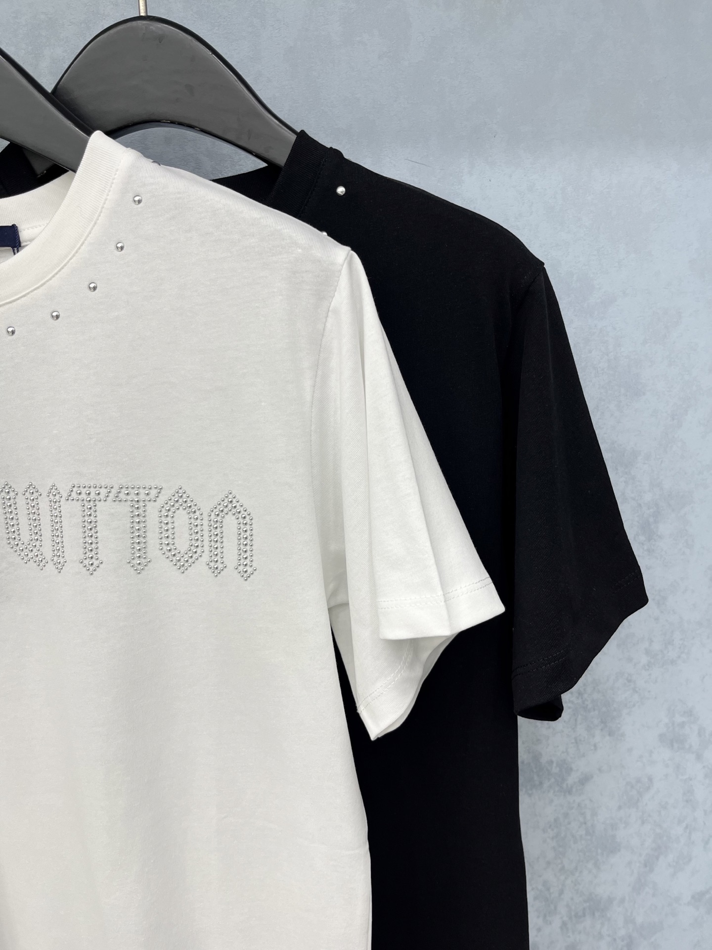 🛒𝐍𝐄𝐖 · 𝟐𝟎𝟐5/爆款现货原单品质 Lv ｜精致铆钉字母短袖T恤高订面料 亲肤透气舒适标志性字母图