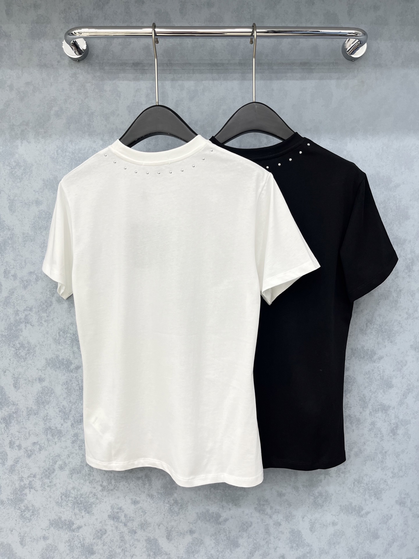 🛒𝐍𝐄𝐖 · 𝟐𝟎𝟐5/爆款现货原单品质 Lv ｜精致铆钉字母短袖T恤高订面料 亲肤透气舒适标志性字母图