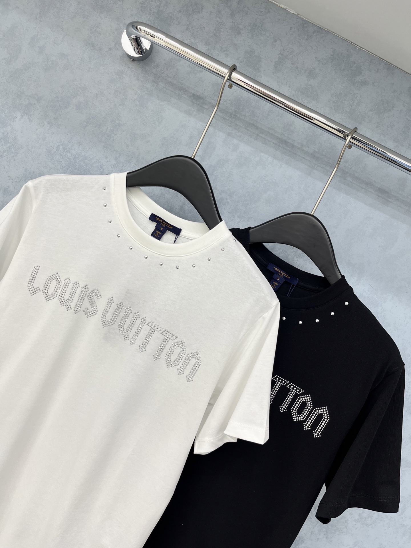 🛒𝐍𝐄𝐖 · 𝟐𝟎𝟐5/爆款现货原单品质 Lv ｜精致铆钉字母短袖T恤高订面料 亲肤透气舒适标志性字母图