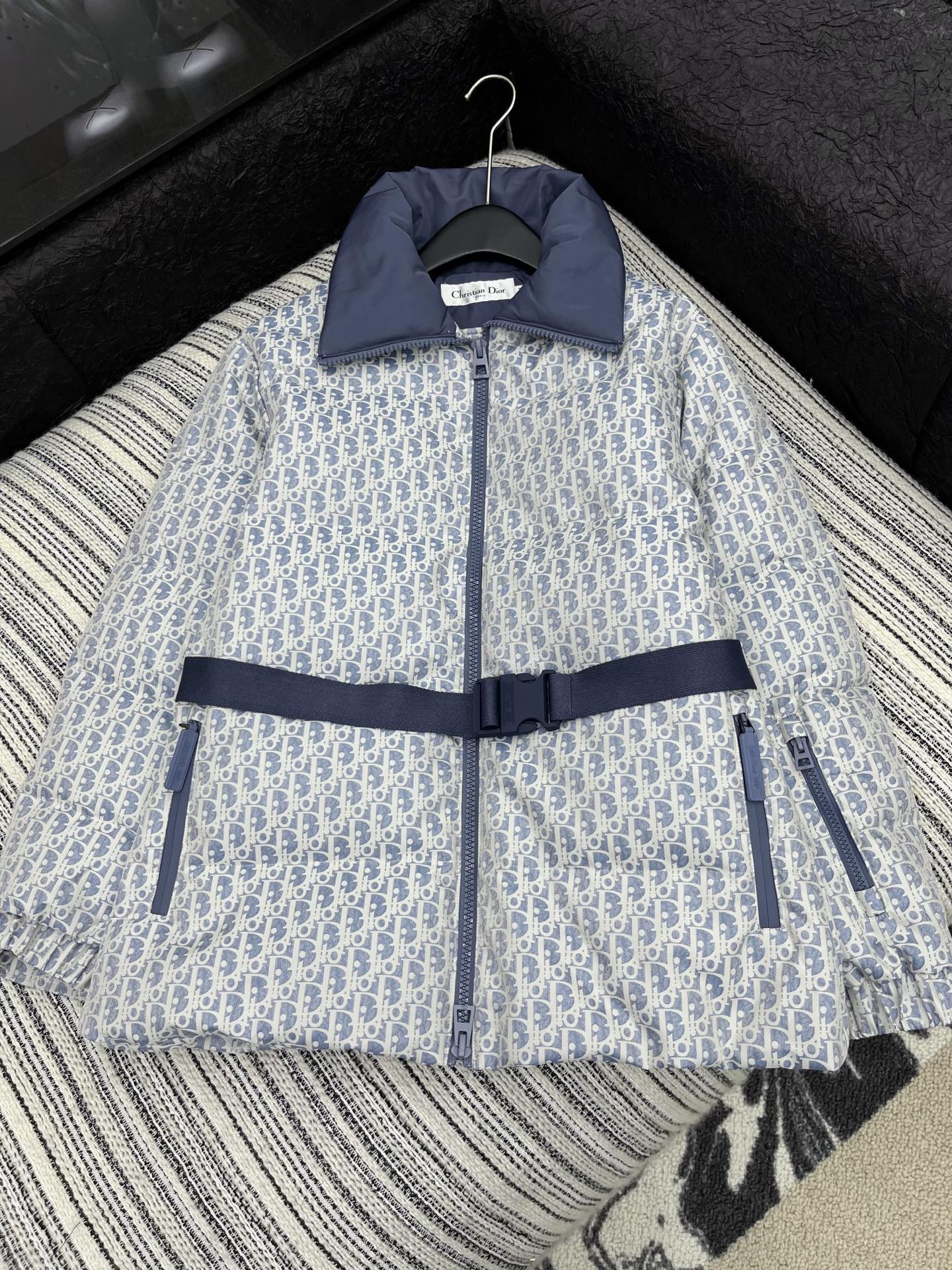 🛒𝐍𝐄𝐖 · 𝟐𝟎𝟐5/爆款现货原单品质 Dio*｜25新款立领老花腰带羽绒服外套爆单系列款 气质女神必