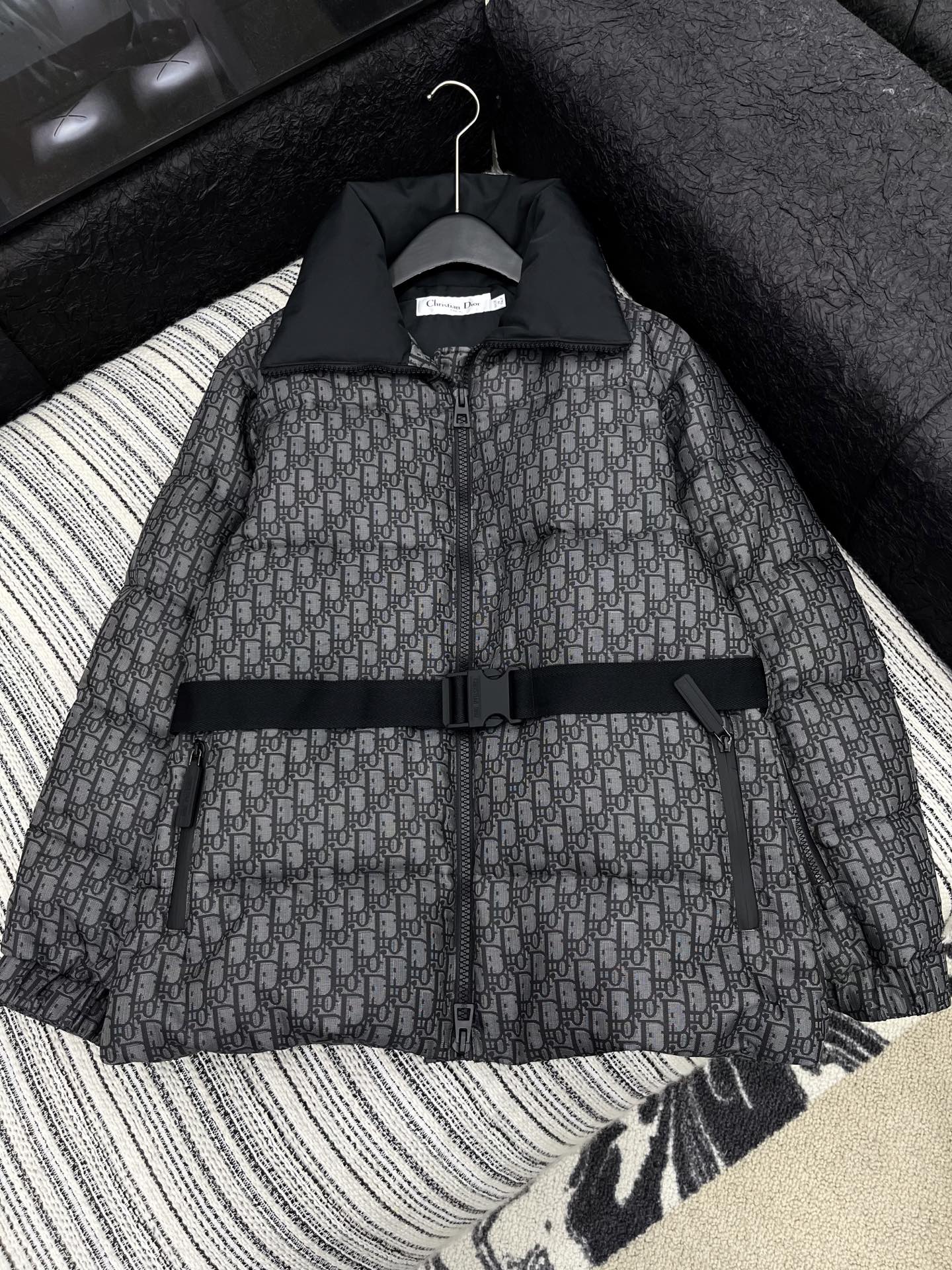 🛒𝐍𝐄𝐖 · 𝟐𝟎𝟐5/爆款现货原单品质 Dio*｜25新款立领老花腰带羽绒服外套爆单系列款 气质女神必