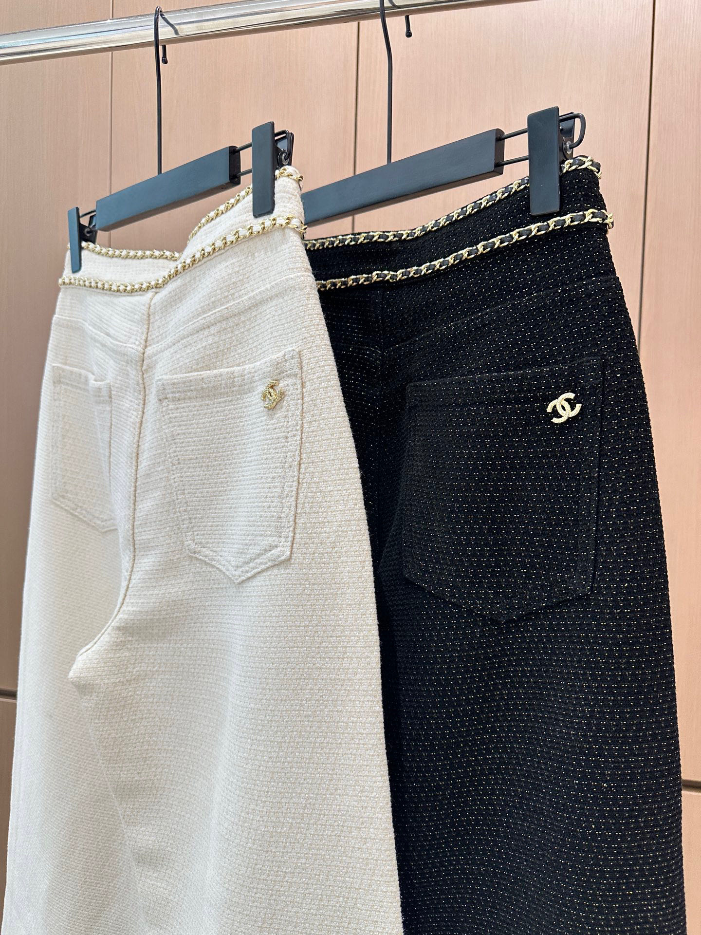 🛒𝐍𝐄𝐖 · 𝟐𝟎𝟐5/爆款现货设计师 原创｜女神同款双链条雪尼尔口袋休闲裤这款裤子选用优质面料，挺括的
