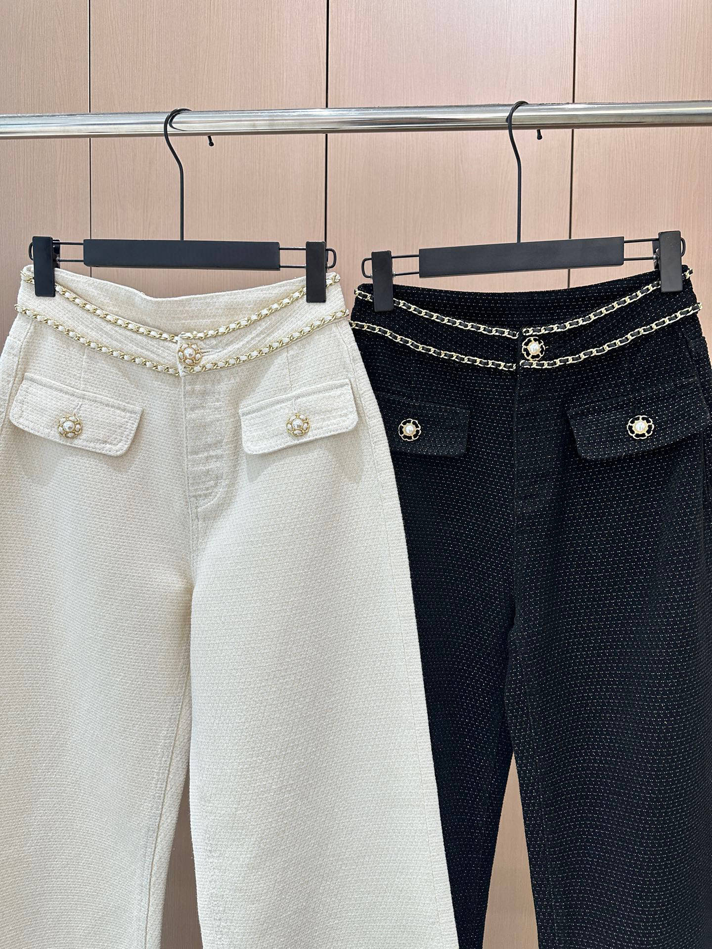 🛒𝐍𝐄𝐖 · 𝟐𝟎𝟐5/爆款现货设计师 原创｜女神同款双链条雪尼尔口袋休闲裤这款裤子选用优质面料，挺括的