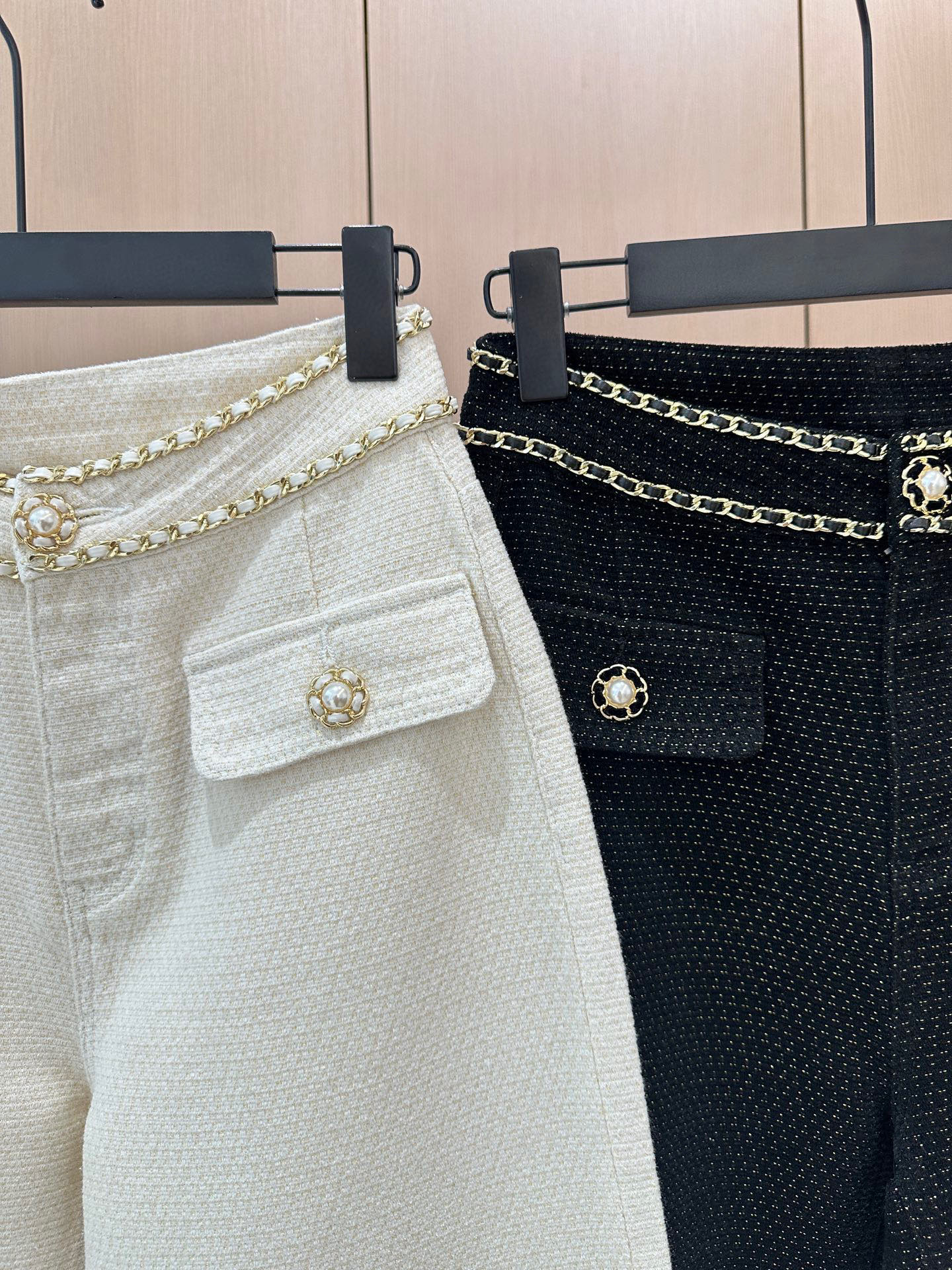 🛒𝐍𝐄𝐖 · 𝟐𝟎𝟐5/爆款现货设计师 原创｜女神同款双链条雪尼尔口袋休闲裤这款裤子选用优质面料，挺括的