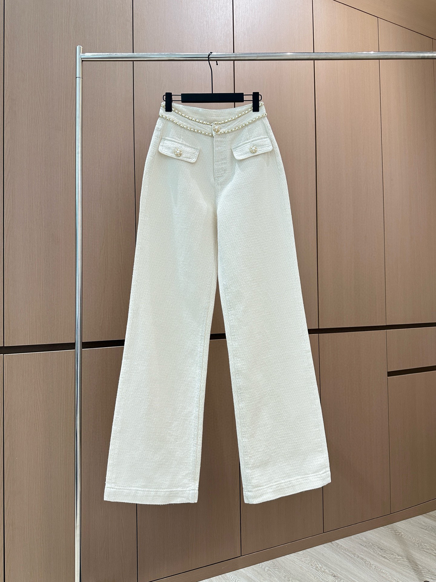 🛒𝐍𝐄𝐖 · 𝟐𝟎𝟐5/爆款现货设计师 原创｜女神同款双链条雪尼尔口袋休闲裤这款裤子选用优质面料，挺括的