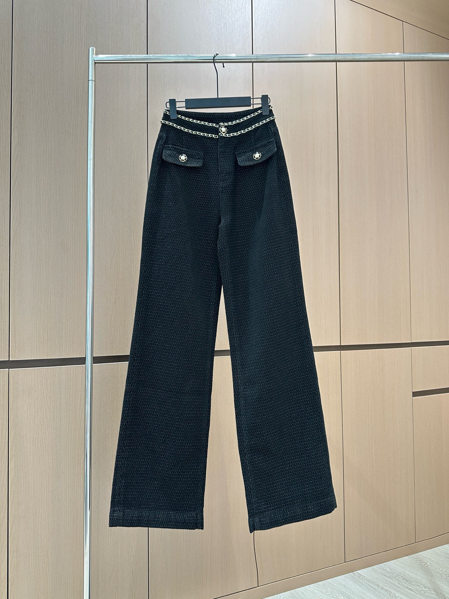 🛒𝐍𝐄𝐖 · 𝟐𝟎𝟐5/爆款现货设计师 原创｜女神同款双链条雪尼尔口袋休闲裤这款裤子选用优质面料，挺括的