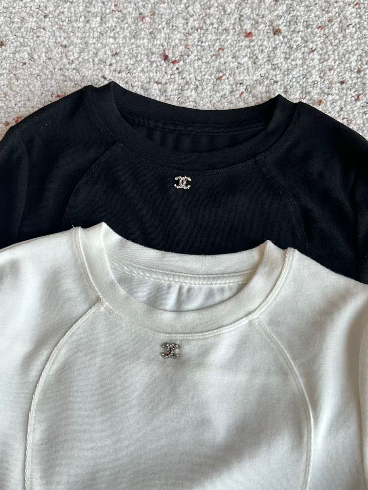 🛒𝐍𝐄𝐖 · 𝟐𝟎𝟐5/爆款现货设计师 原创｜2025新款钻标打底衫云感舒适的系列！上身的触感谁穿谁知道