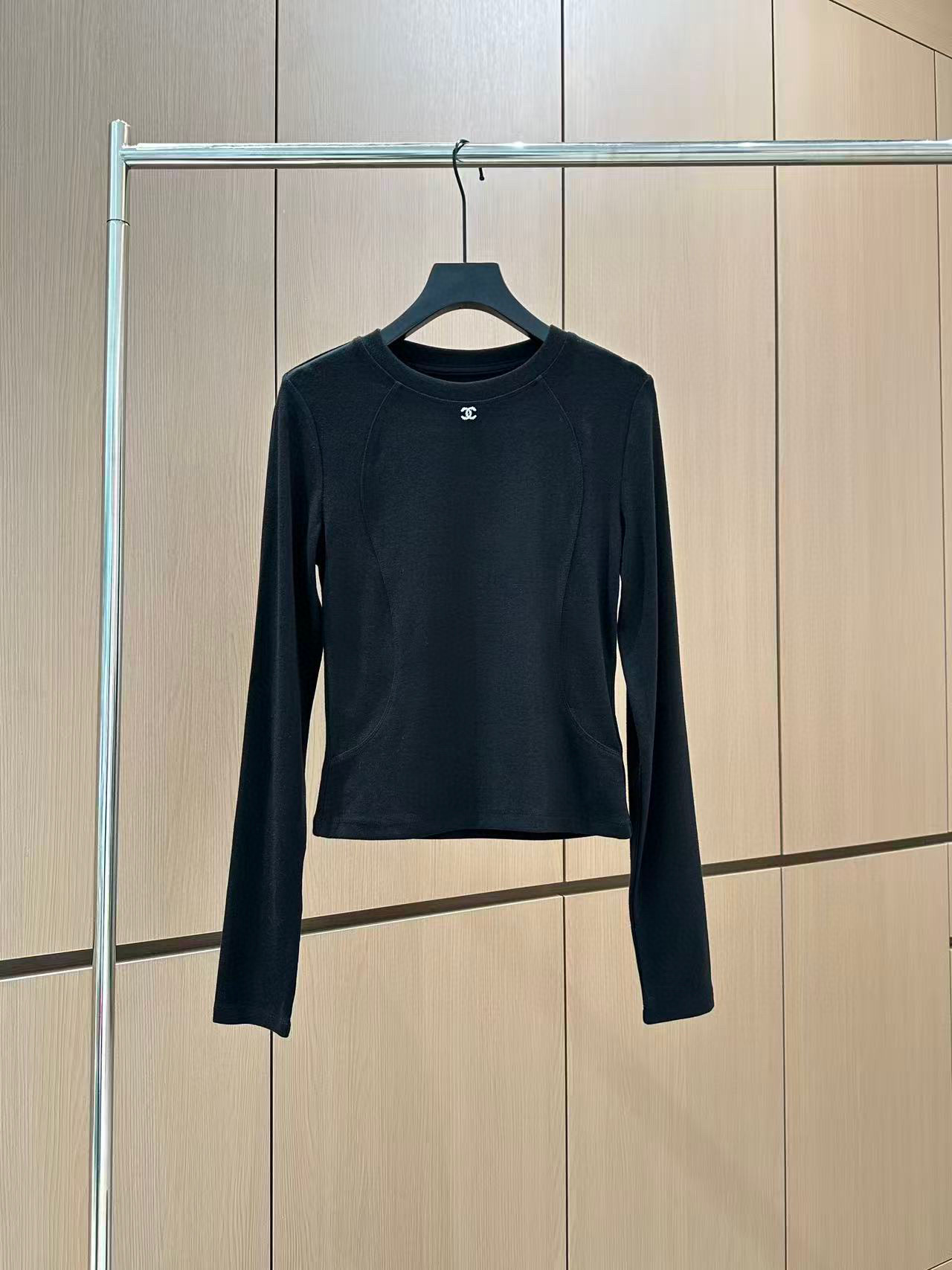 🛒𝐍𝐄𝐖 · 𝟐𝟎𝟐5/爆款现货设计师 原创｜2025新款钻标打底衫云感舒适的系列！上身的触感谁穿谁知道