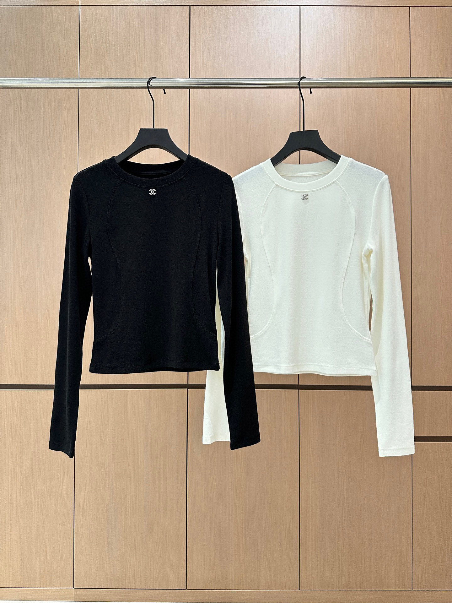 🛒𝐍𝐄𝐖 · 𝟐𝟎𝟐5/爆款现货设计师 原创｜2025新款钻标打底衫云感舒适的系列！上身的触感谁穿谁知道