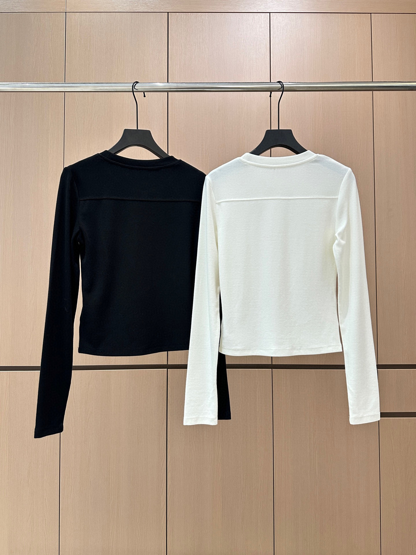 🛒𝐍𝐄𝐖 · 𝟐𝟎𝟐5/爆款现货设计师 原创｜2025新款钻标打底衫云感舒适的系列！上身的触感谁穿谁知道