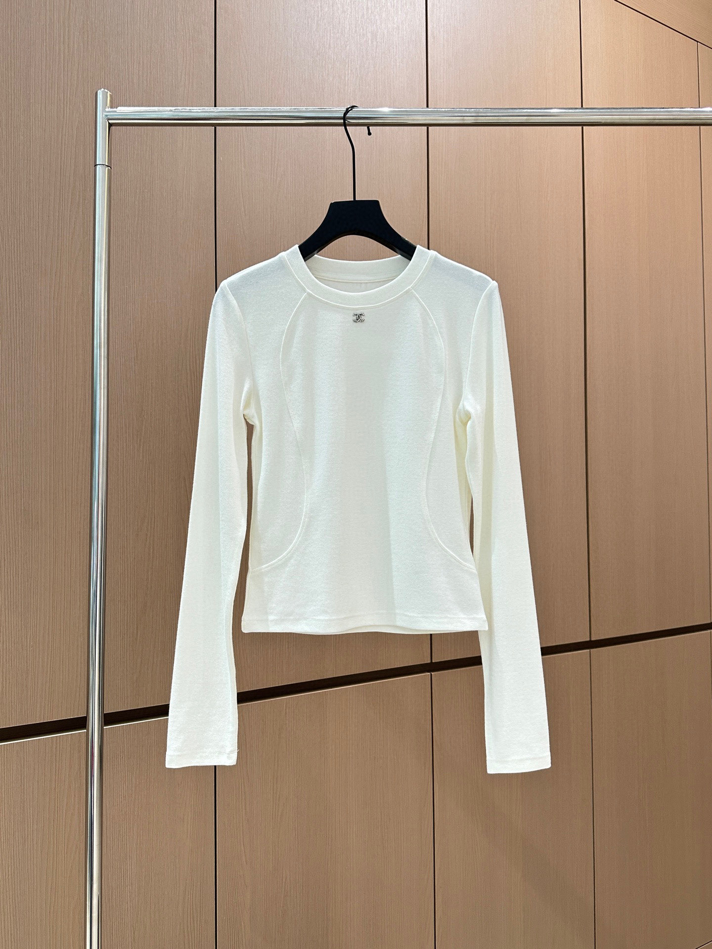 🛒𝐍𝐄𝐖 · 𝟐𝟎𝟐5/爆款现货设计师 原创｜2025新款钻标打底衫云感舒适的系列！上身的触感谁穿谁知道