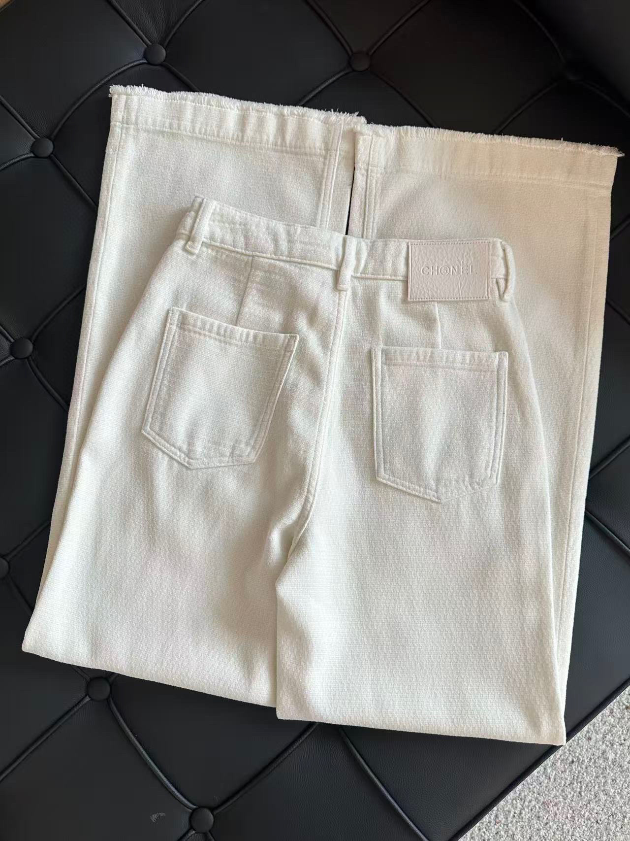 🛒𝐍𝐄𝐖 · 𝟐𝟎𝟐5/爆款现货设计师 原创｜女神同款双C口袋雪尼尔流苏休闲裤这款裤子选用优质面料，挺括