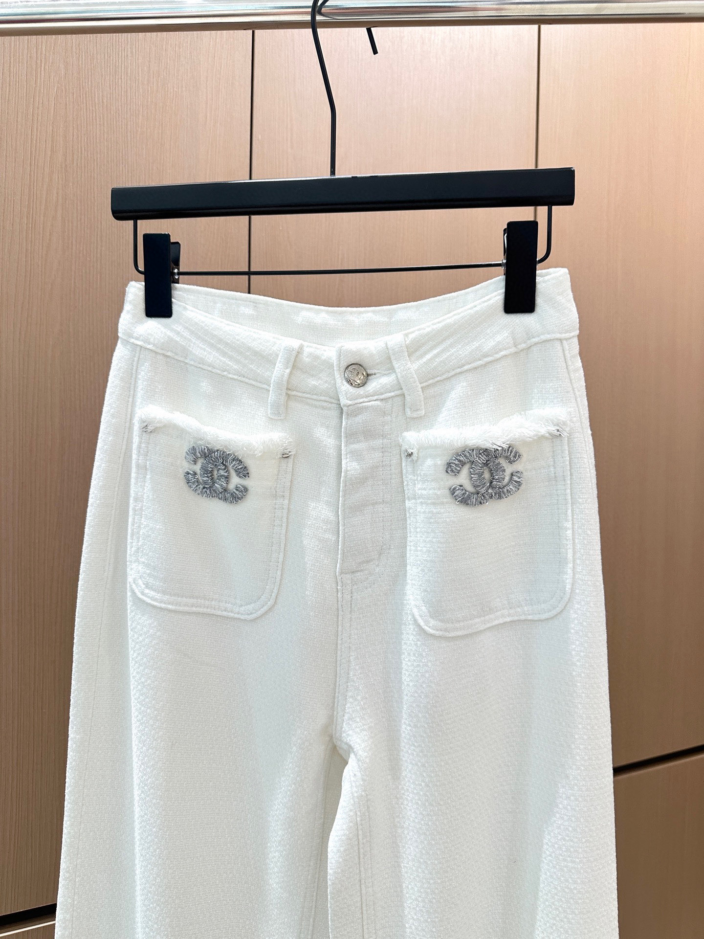 🛒𝐍𝐄𝐖 · 𝟐𝟎𝟐5/爆款现货设计师 原创｜女神同款双C口袋雪尼尔流苏休闲裤这款裤子选用优质面料，挺括