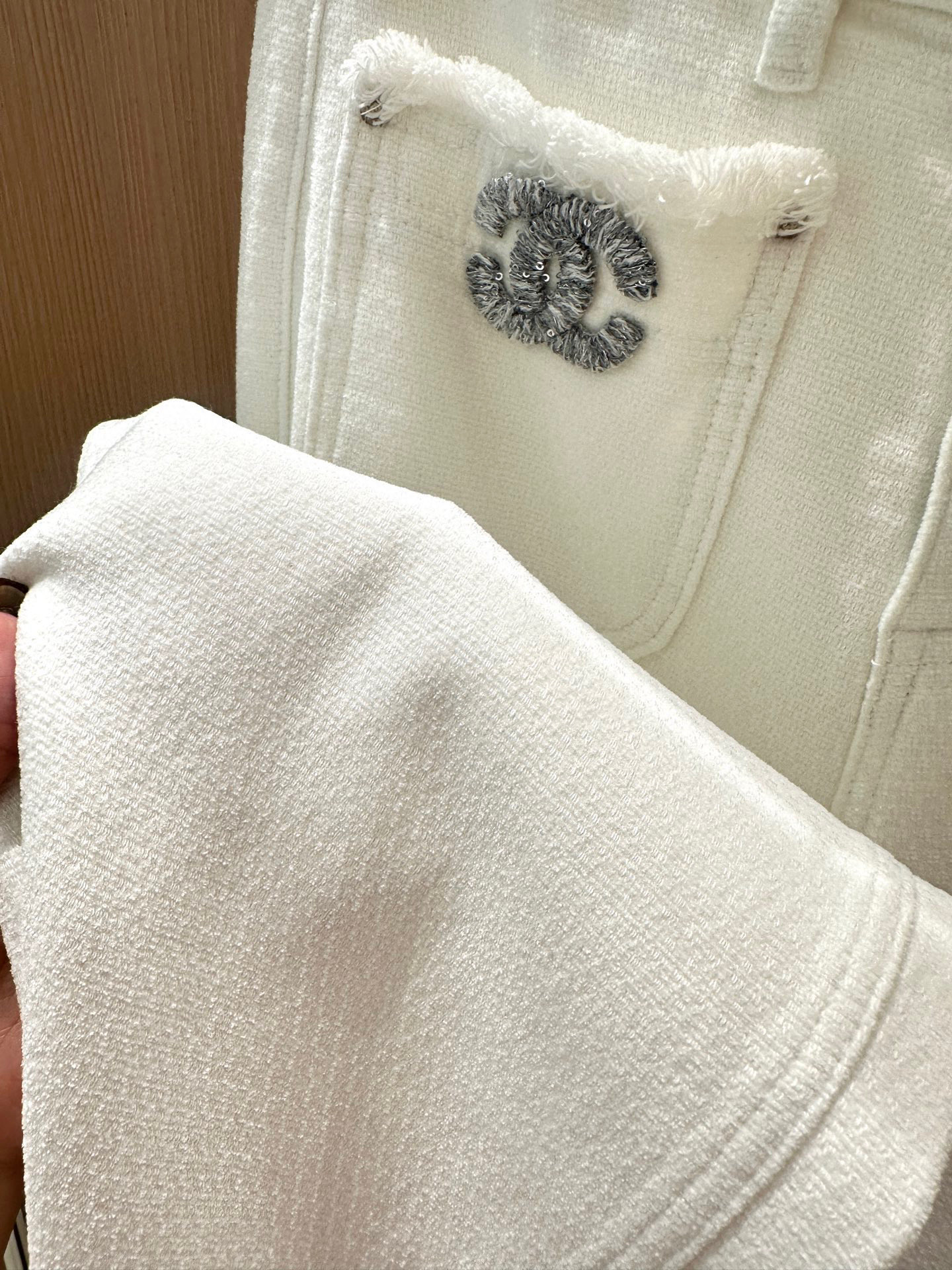 🛒𝐍𝐄𝐖 · 𝟐𝟎𝟐5/爆款现货设计师 原创｜女神同款双C口袋雪尼尔流苏休闲裤这款裤子选用优质面料，挺括