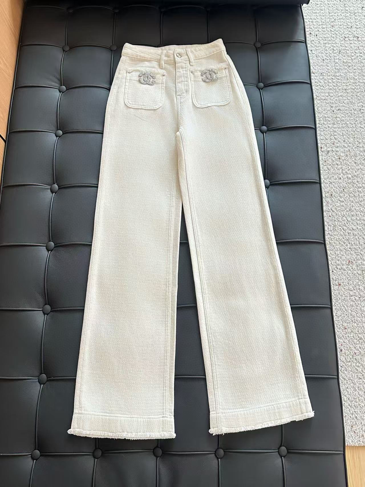 🛒𝐍𝐄𝐖 · 𝟐𝟎𝟐5/爆款现货设计师 原创｜女神同款双C口袋雪尼尔流苏休闲裤这款裤子选用优质面料，挺括