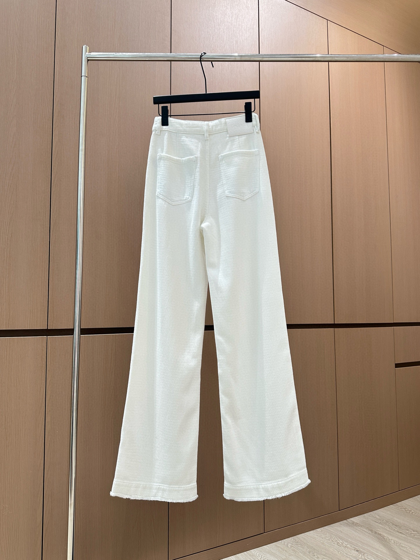 🛒𝐍𝐄𝐖 · 𝟐𝟎𝟐5/爆款现货设计师 原创｜女神同款双C口袋雪尼尔流苏休闲裤这款裤子选用优质面料，挺括