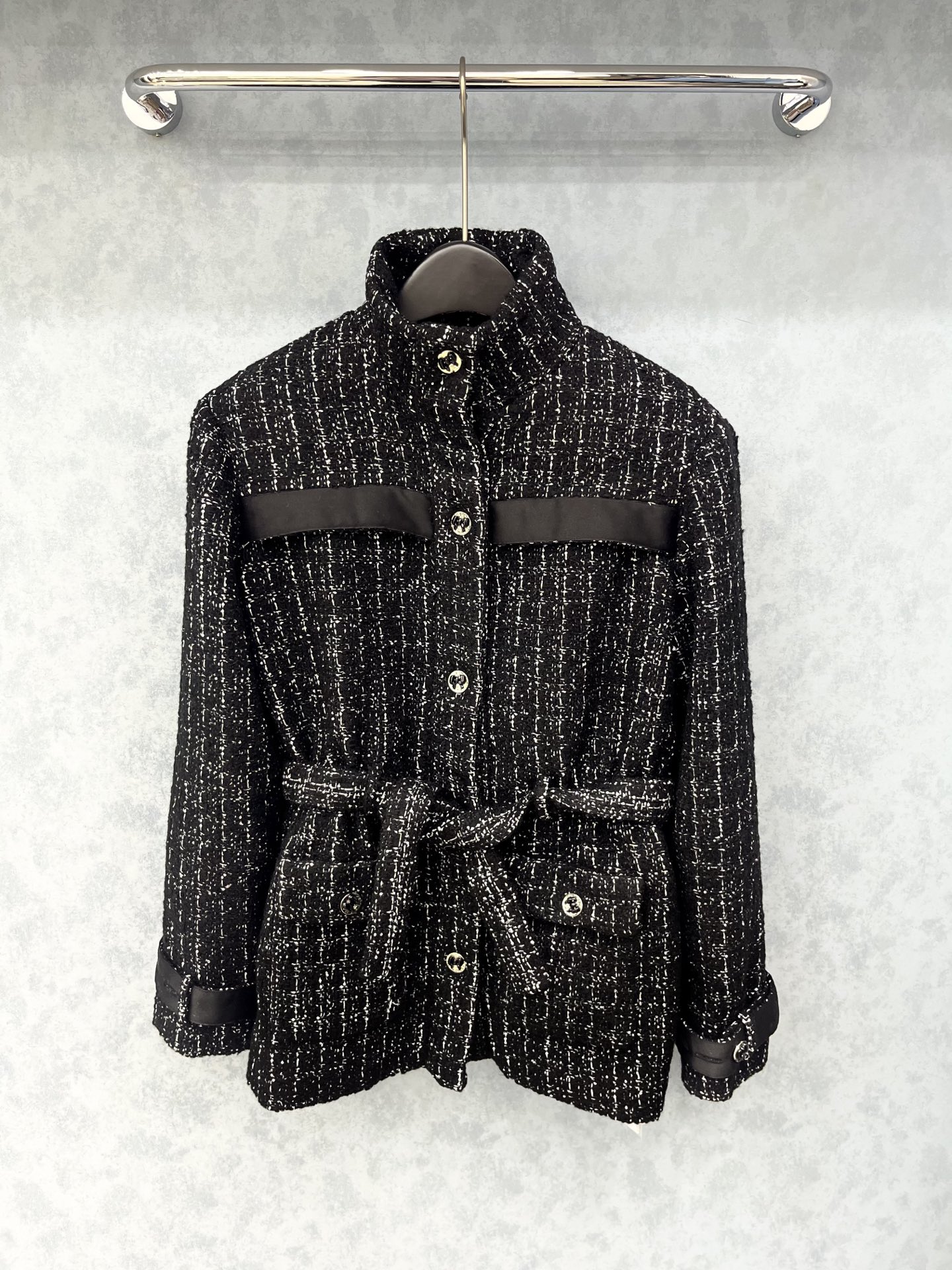 🛒𝐍𝐄𝐖 · 𝟐𝟎𝟐5/爆款现货【原版定制】Chane*｜2025新品粗花呢立领系带蚂蚁腰外套定制YB进