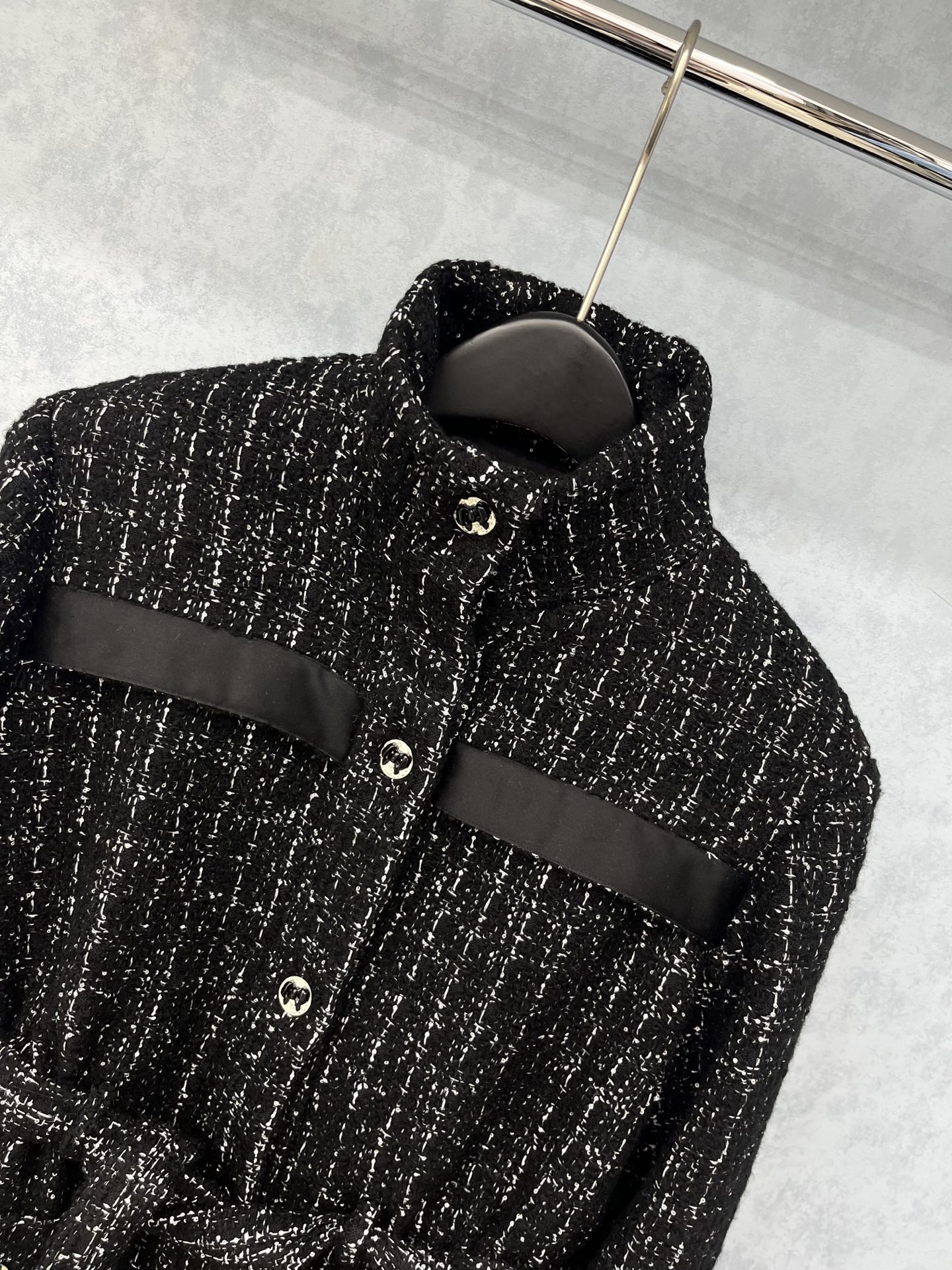 🛒𝐍𝐄𝐖 · 𝟐𝟎𝟐5/爆款现货【原版定制】Chane*｜2025新品粗花呢立领系带蚂蚁腰外套定制YB进