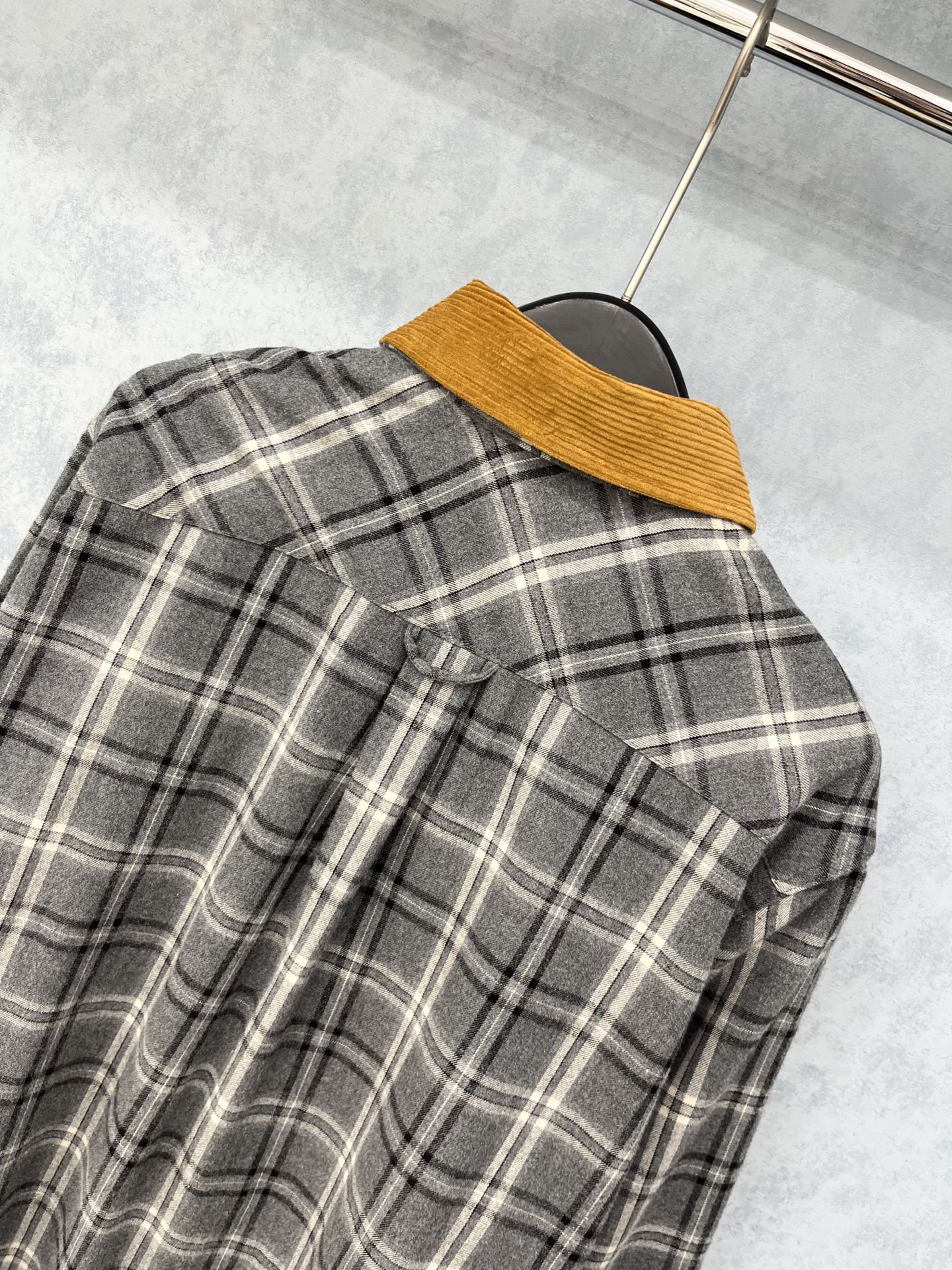 🛒𝐍𝐄𝐖 · 𝟐𝟎𝟐5/爆款现货【原版定制】 Miu Mi *｜2025新品格纹撞色翻领衬衫对比🆚品质 