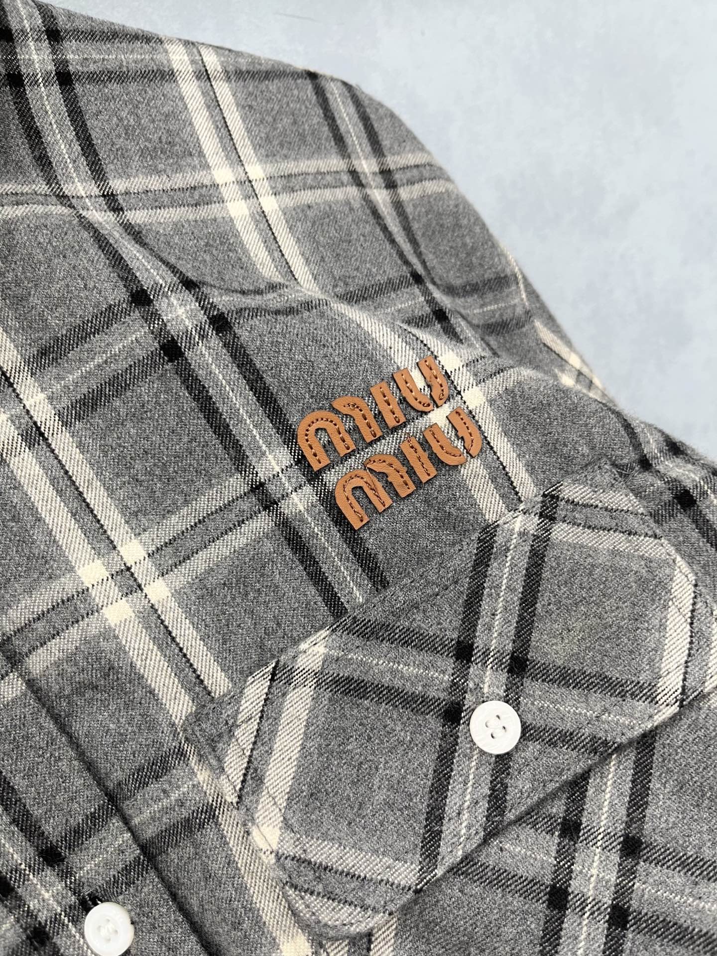 🛒𝐍𝐄𝐖 · 𝟐𝟎𝟐5/爆款现货【原版定制】 Miu Mi *｜2025新品格纹撞色翻领衬衫对比🆚品质 