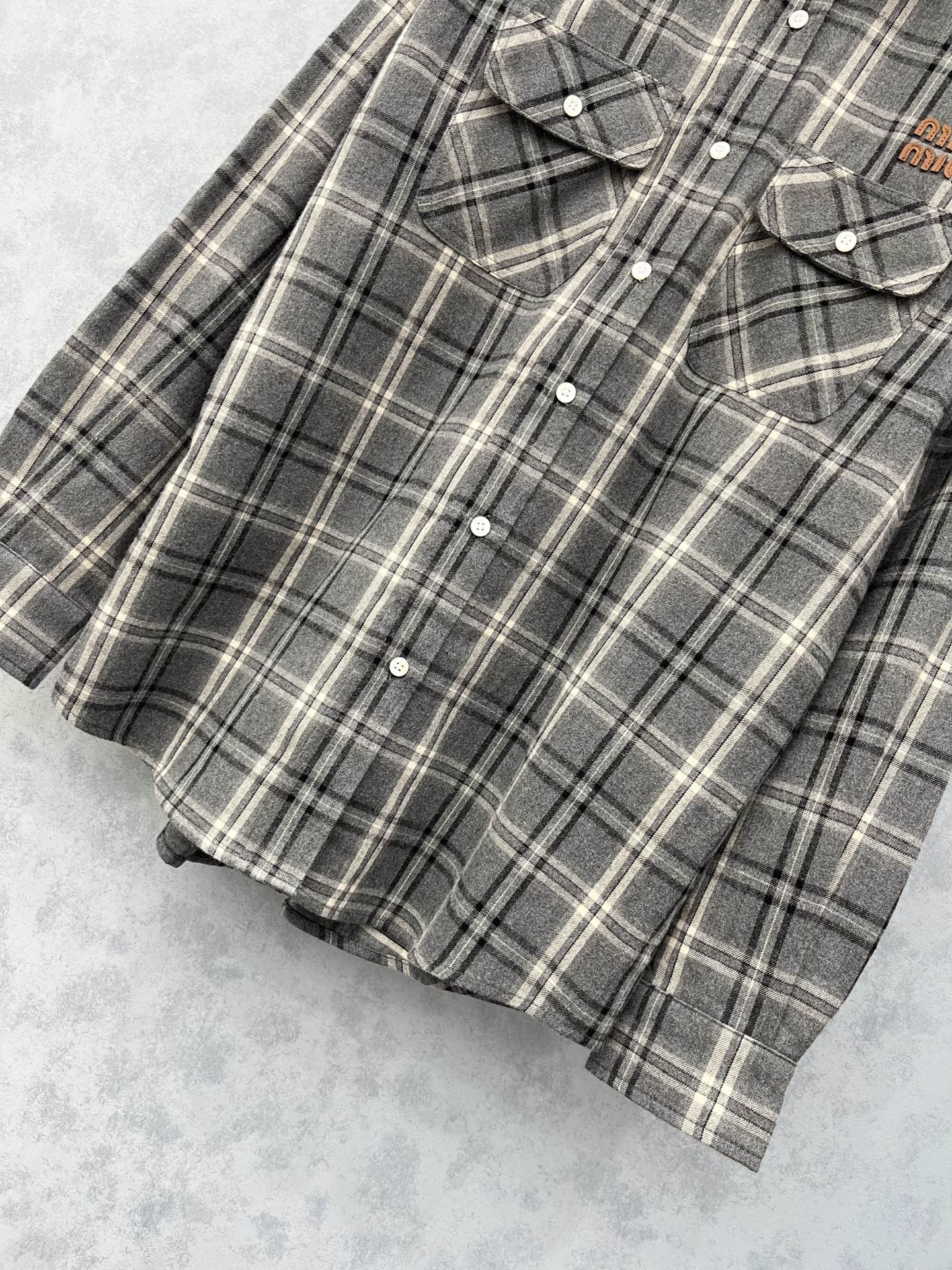 🛒𝐍𝐄𝐖 · 𝟐𝟎𝟐5/爆款现货【原版定制】 Miu Mi *｜2025新品格纹撞色翻领衬衫对比🆚品质 