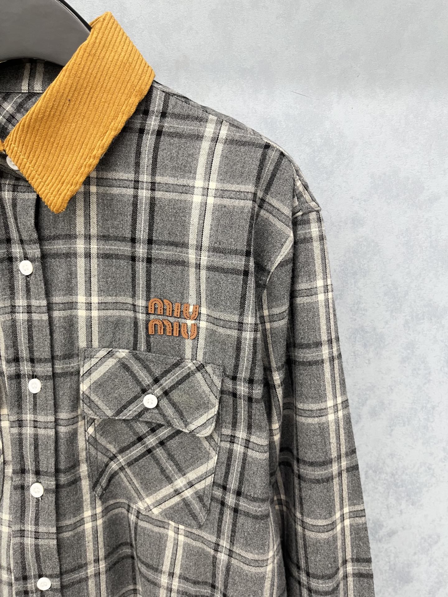 🛒𝐍𝐄𝐖 · 𝟐𝟎𝟐5/爆款现货【原版定制】 Miu Mi *｜2025新品格纹撞色翻领衬衫对比🆚品质 