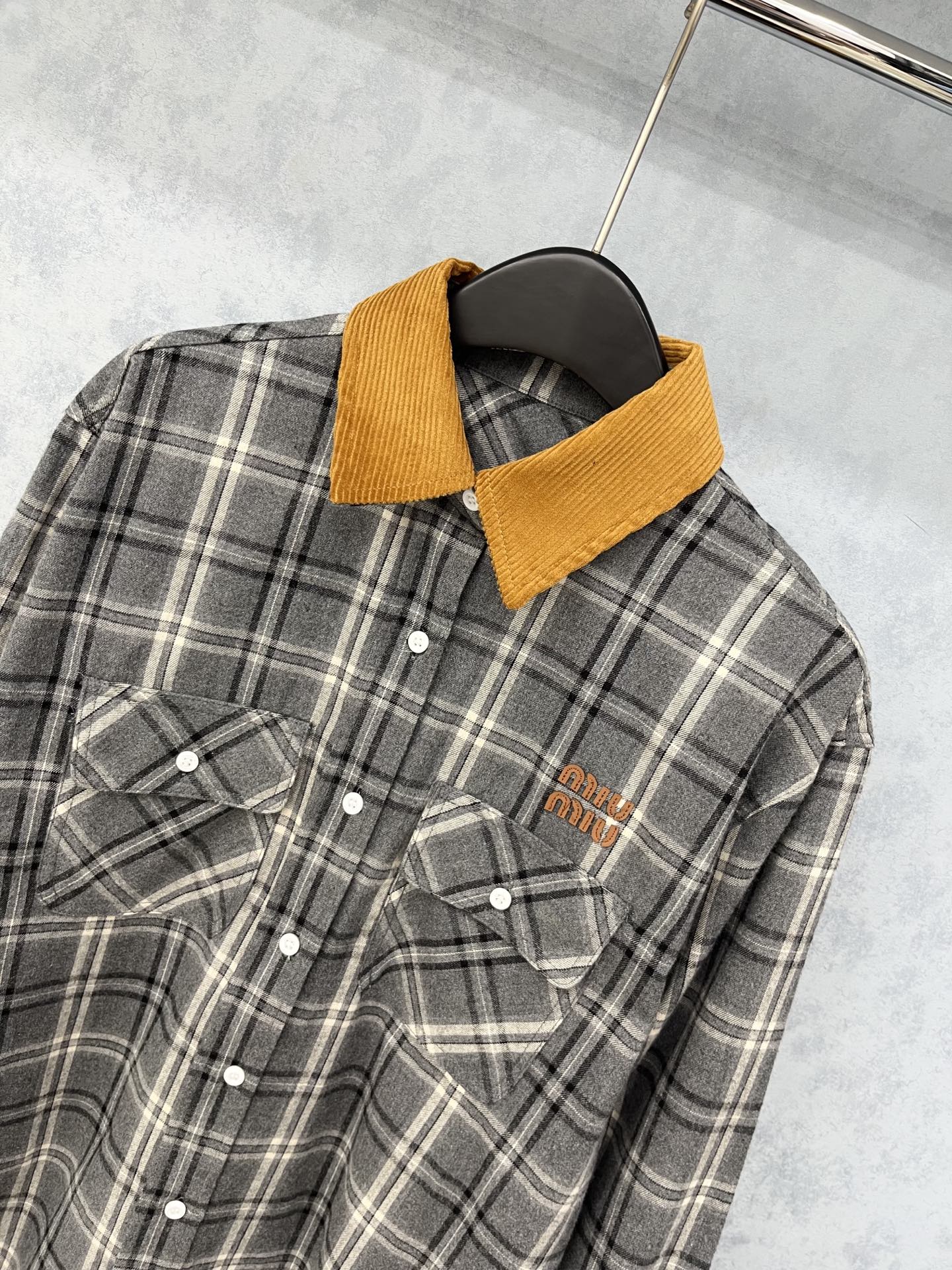 🛒𝐍𝐄𝐖 · 𝟐𝟎𝟐5/爆款现货【原版定制】 Miu Mi *｜2025新品格纹撞色翻领衬衫对比🆚品质 