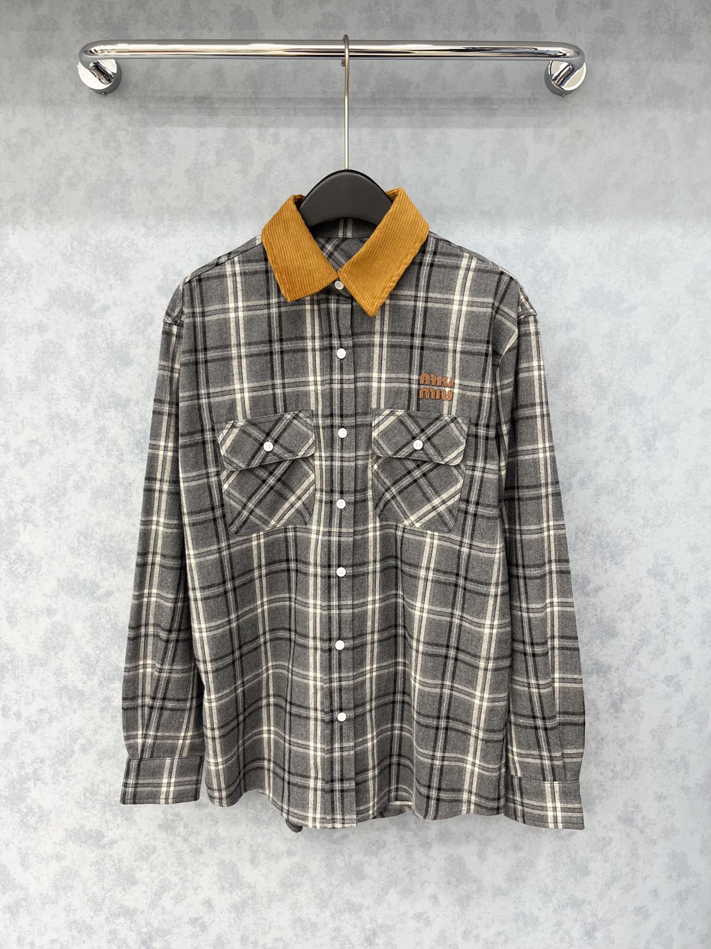 🛒𝐍𝐄𝐖 · 𝟐𝟎𝟐5/爆款现货【原版定制】 Miu Mi *｜2025新品格纹撞色翻领衬衫对比🆚品质 