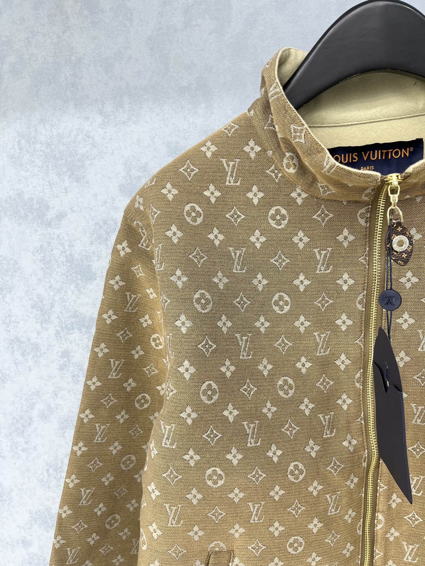 🛒𝐍𝐄𝐖 · 𝟐𝟎𝟐5/爆款现货【原版定制】Lv*｜ 2025新品提花夹克外套 男女同款定制YB进口材质