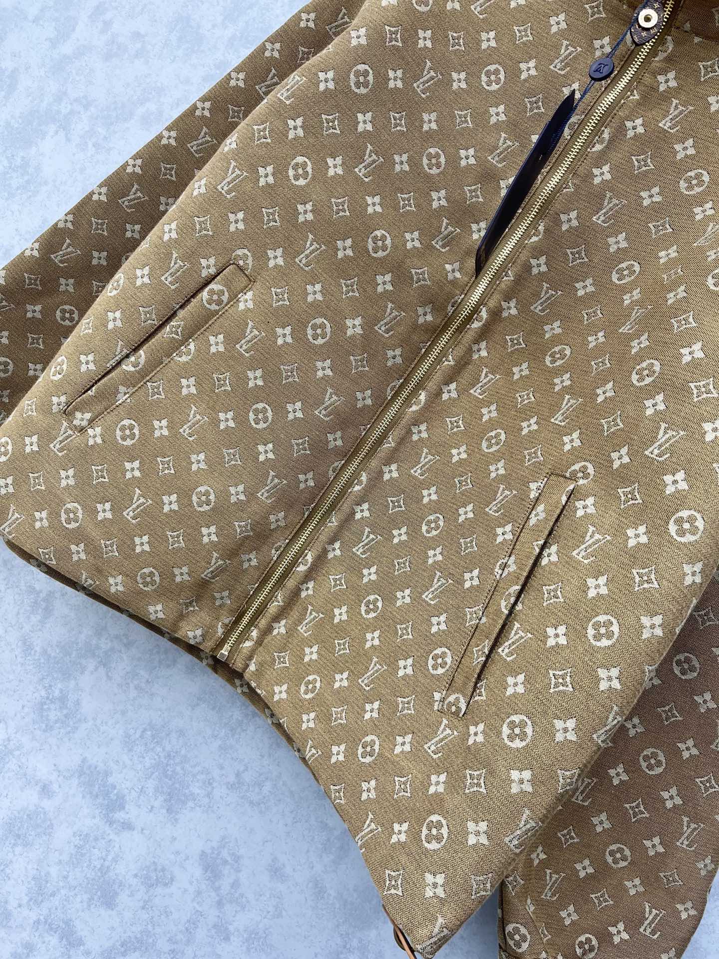 🛒𝐍𝐄𝐖 · 𝟐𝟎𝟐5/爆款现货【原版定制】Lv*｜ 2025新品提花夹克外套 男女同款定制YB进口材质