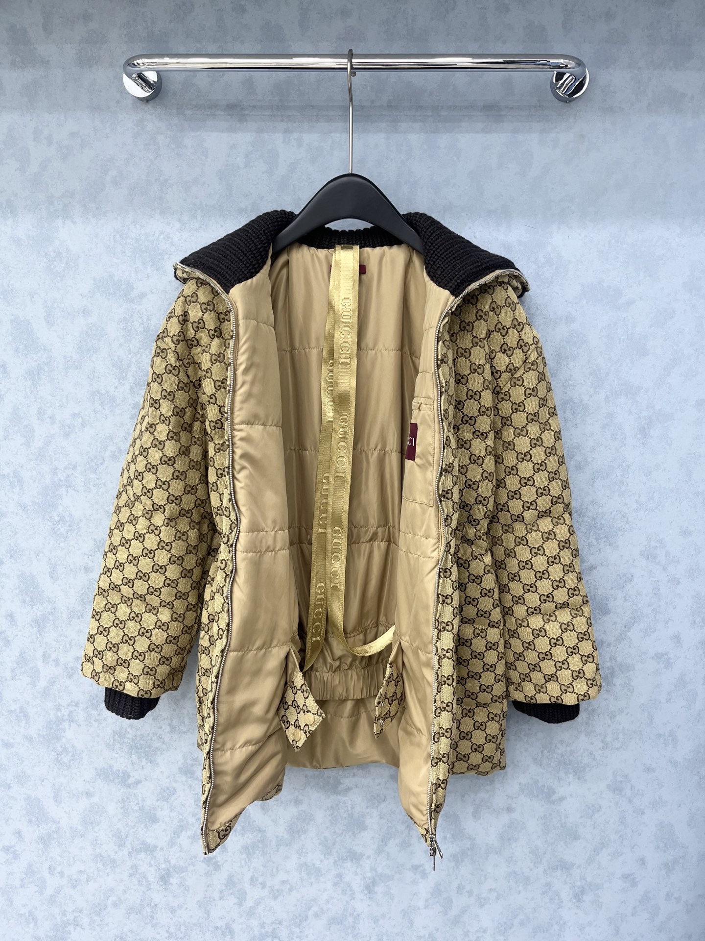 🛒𝐍𝐄𝐖 · 𝟐𝟎𝟐5/爆款现货【原版订制】Gucc*｜25秋冬新品收腰翻领针织拼接羽绒服外套GG提花面