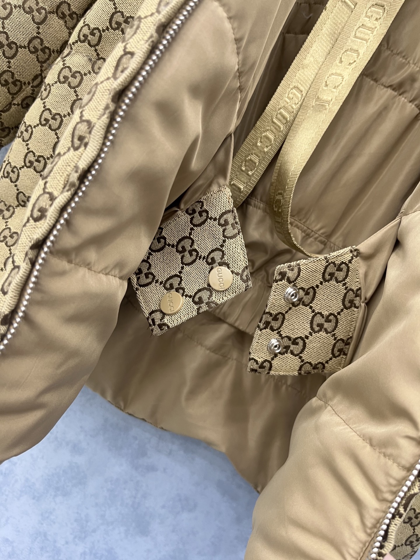 🛒𝐍𝐄𝐖 · 𝟐𝟎𝟐5/爆款现货【原版订制】Gucc*｜25秋冬新品收腰翻领针织拼接羽绒服外套GG提花面