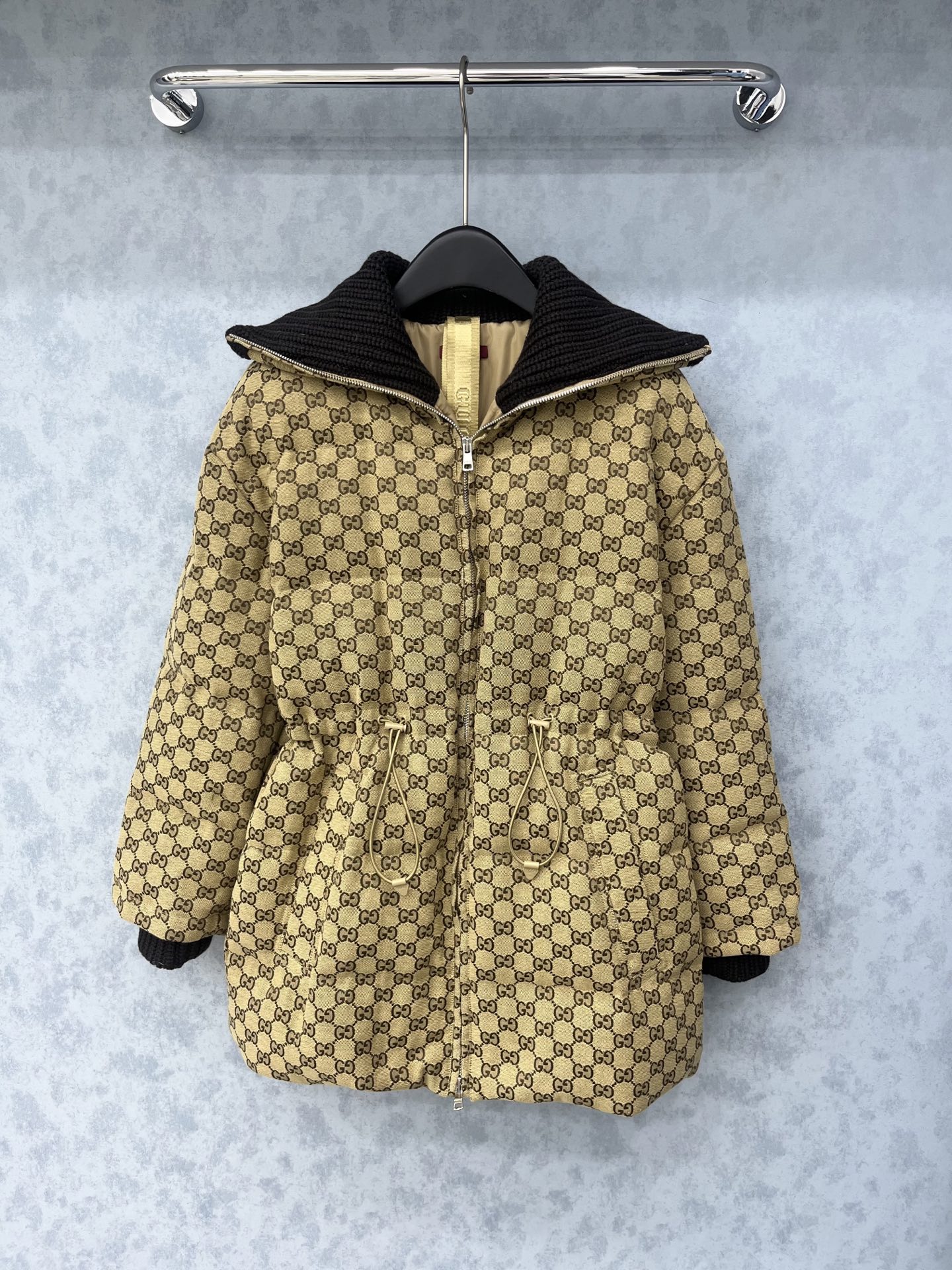 🛒𝐍𝐄𝐖 · 𝟐𝟎𝟐5/爆款现货【原版订制】Gucc*｜25秋冬新品收腰翻领针织拼接羽绒服外套GG提花面