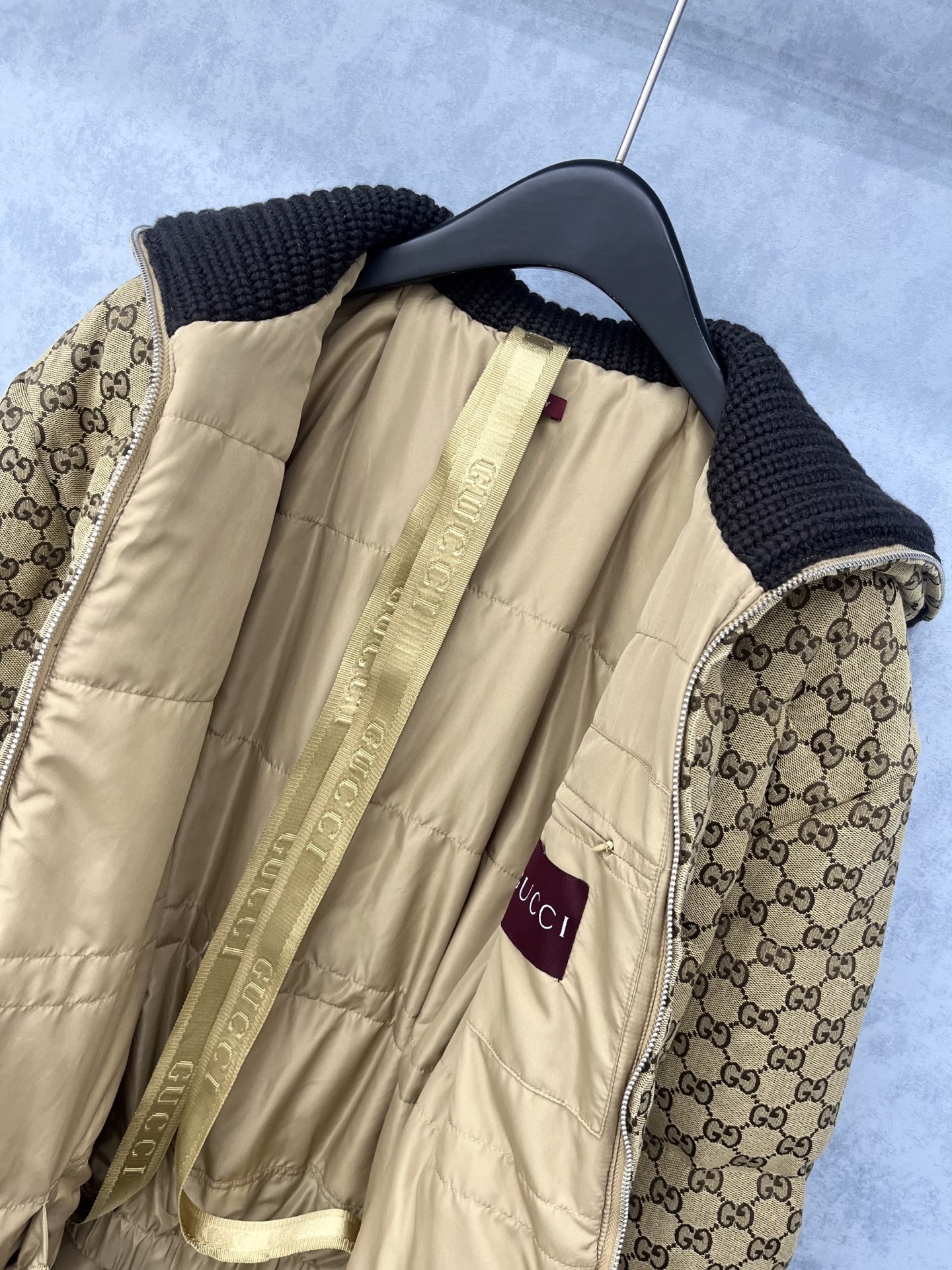 🛒𝐍𝐄𝐖 · 𝟐𝟎𝟐5/爆款现货【原版订制】Gucc*｜25秋冬新品收腰翻领针织拼接羽绒服外套GG提花面